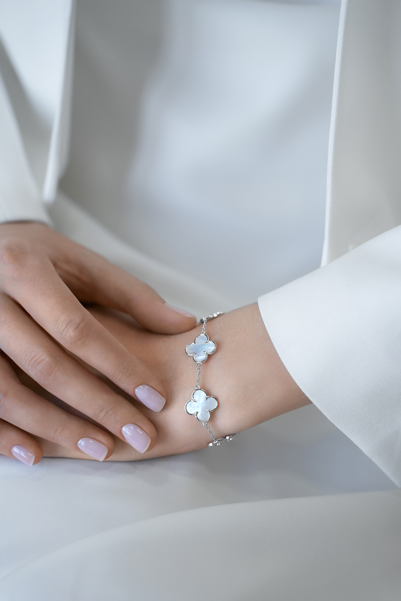 Браслеты: Браслет с перламутровыми клеверами можно купить в ювелирном гардеробе MOMNT (Momentsilver), интернет-магазине украшений из серебра. Серебро 925, родий, перламутр . Артикул BR159