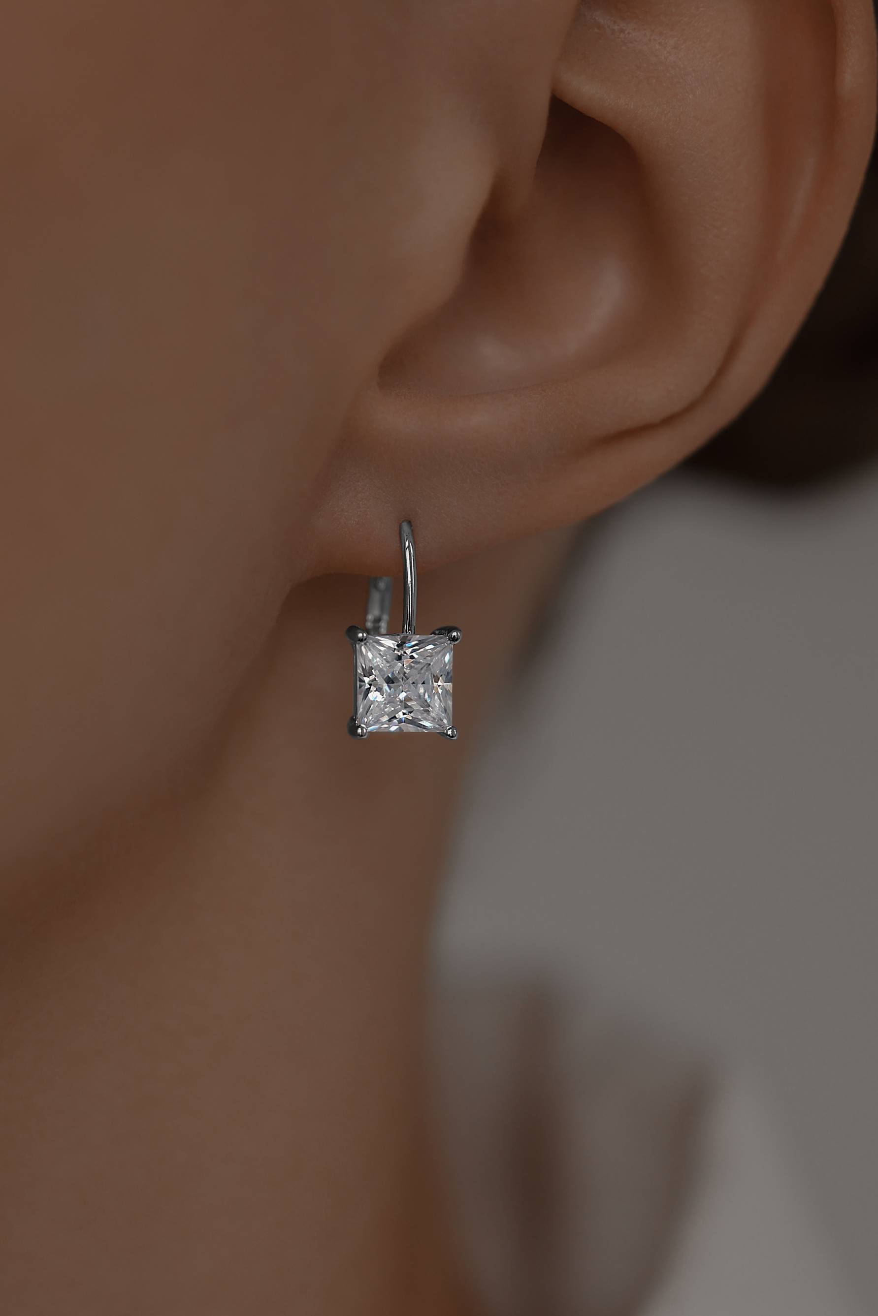 Серьги: Серьги с бриллианитами в огранке Принцесса на французском замке можно купить в ювелирном гардеробе MOMNT (Momentsilver), интернет-магазине украшений из серебра. Серебро 925, родий. Артикул 