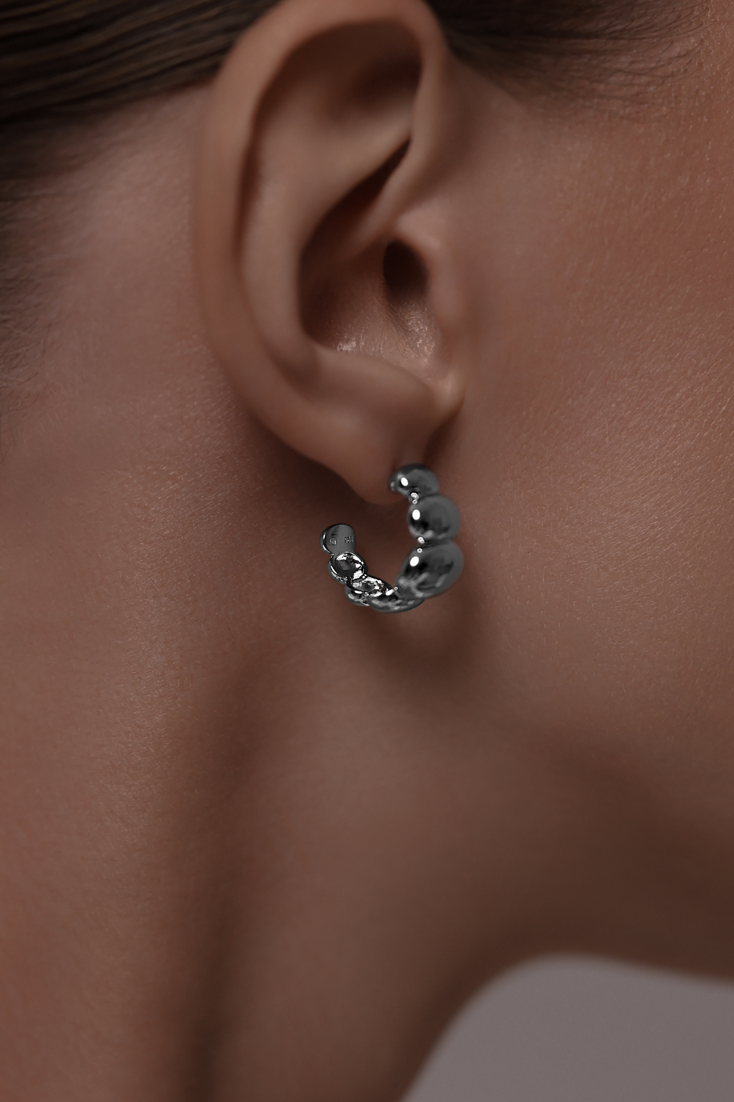 Серьги: Серьги-хупы Дутые овалы можно купить в ювелирном гардеробе MOMNT (Momentsilver), интернет-магазине украшений из серебра. Серебро 925, родий. Артикул 