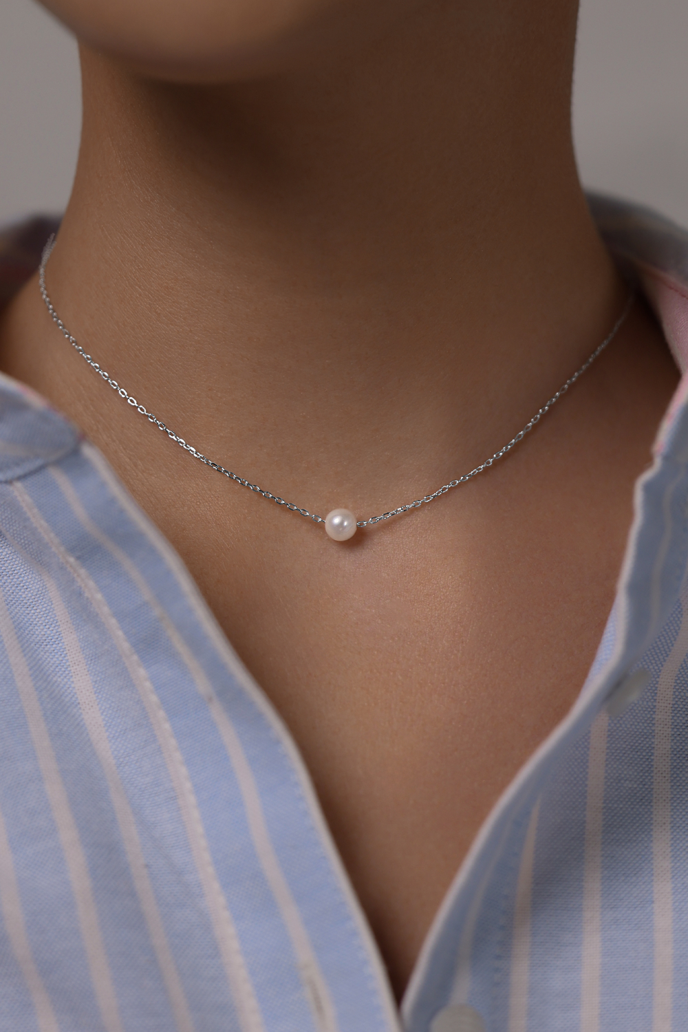 Колье: Колье Круглая жемчужина 6 мм на серебряной цепи можно купить в ювелирном гардеробе MOMNT (Momentsilver), интернет-магазине украшений из серебра. Серебро 925, родий, натуральный жемчуг. Артикул 