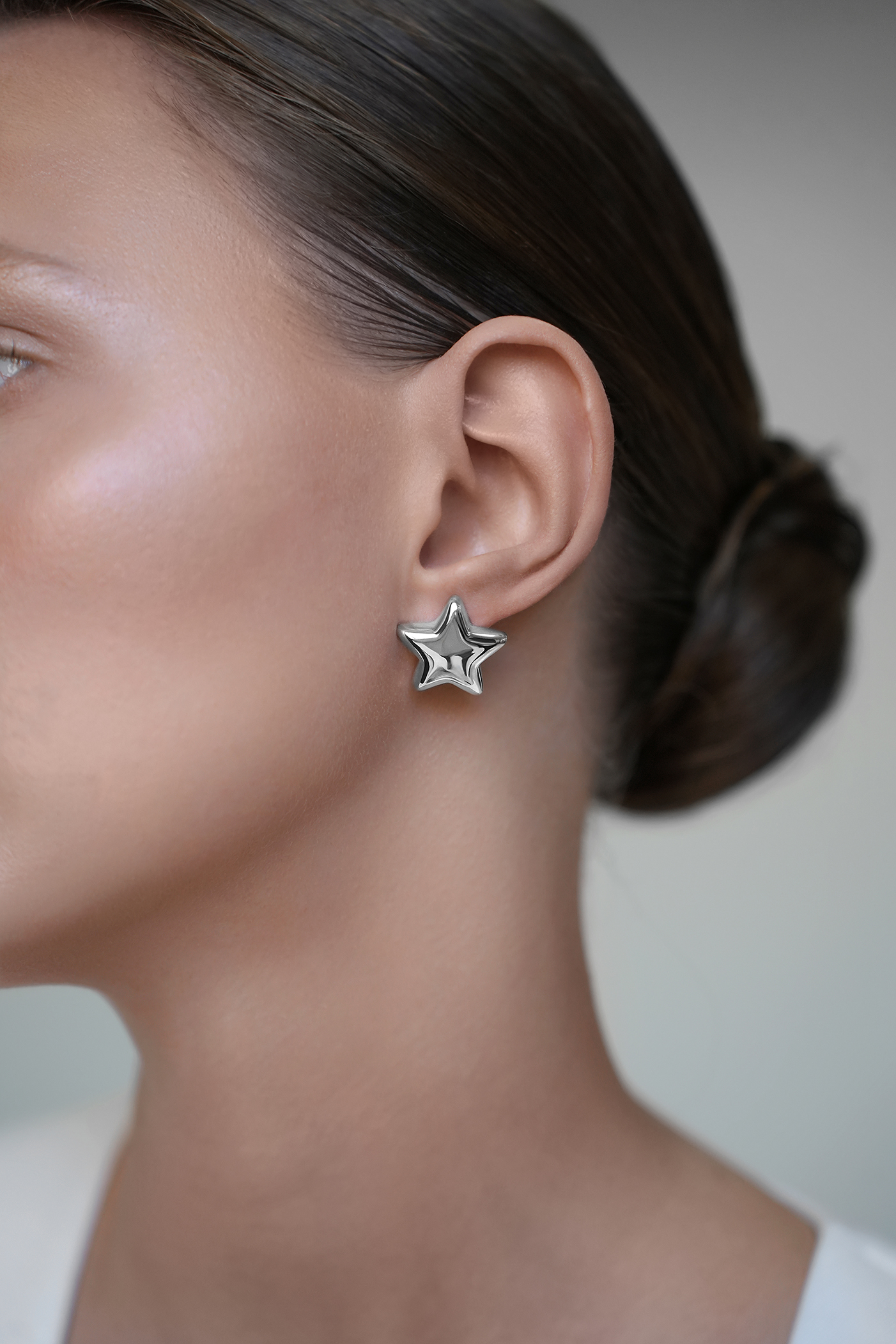 Серьги: Серьги Дутые звезды без камней можно купить в ювелирном гардеробе MOMNT (Momentsilver), интернет-магазине украшений из серебра. Серебро 925, родий. Артикул 