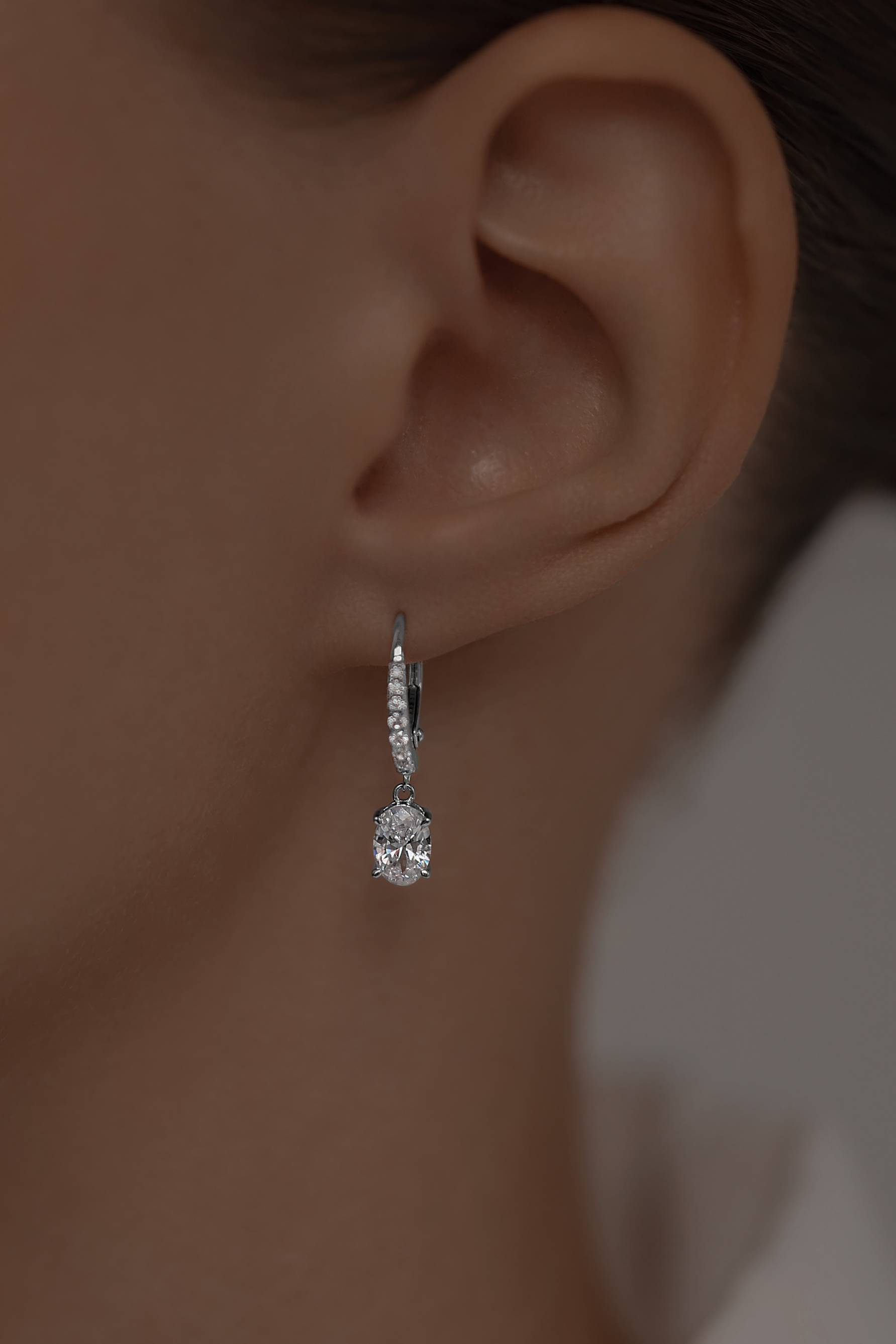 Серьги: Серьги в огранке овал на французском замке можно купить в ювелирном гардеробе MOMNT (Momentsilver), интернет-магазине украшений из серебра. Серебро 925, родий, вставки:куб.цирконий. Артикул 