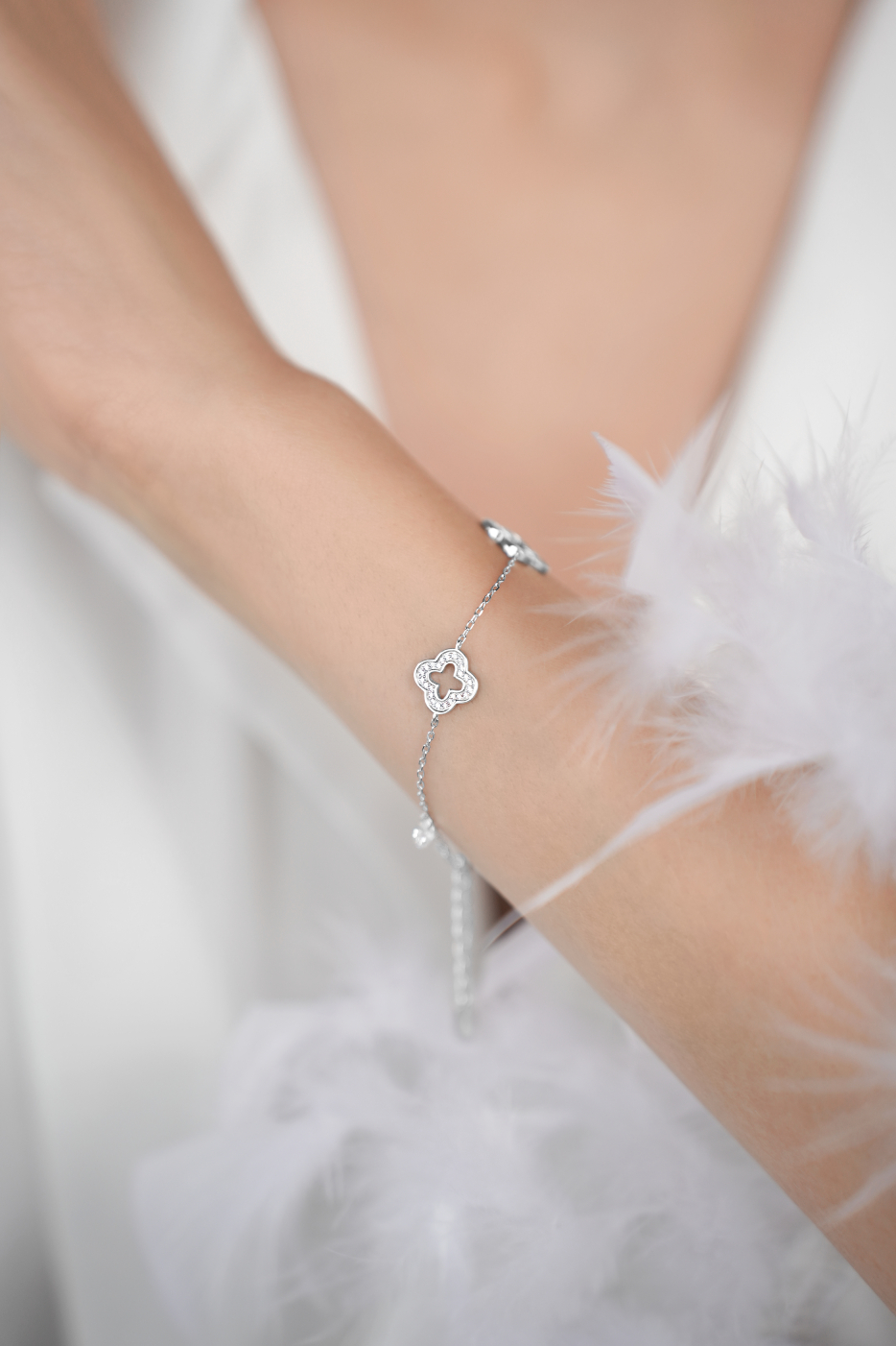 Браслеты: Браслет с клеверами Контур в камнях можно купить в ювелирном гардеробе MOMNT (Momentsilver), интернет-магазине украшений из серебра. Серебро 925, родий, фианит . Артикул 