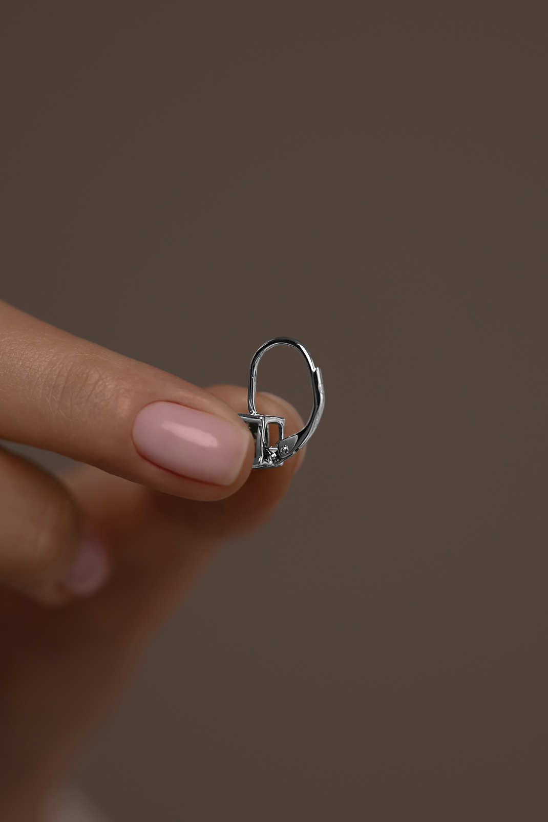 Серьги: Серьги с изумрудными бриллианитами в огранке Кушон на французском замке можно купить в ювелирном гардеробе MOMNT (Momentsilver), интернет-магазине украшений из серебра. Серебро 925, родий. Артикул 