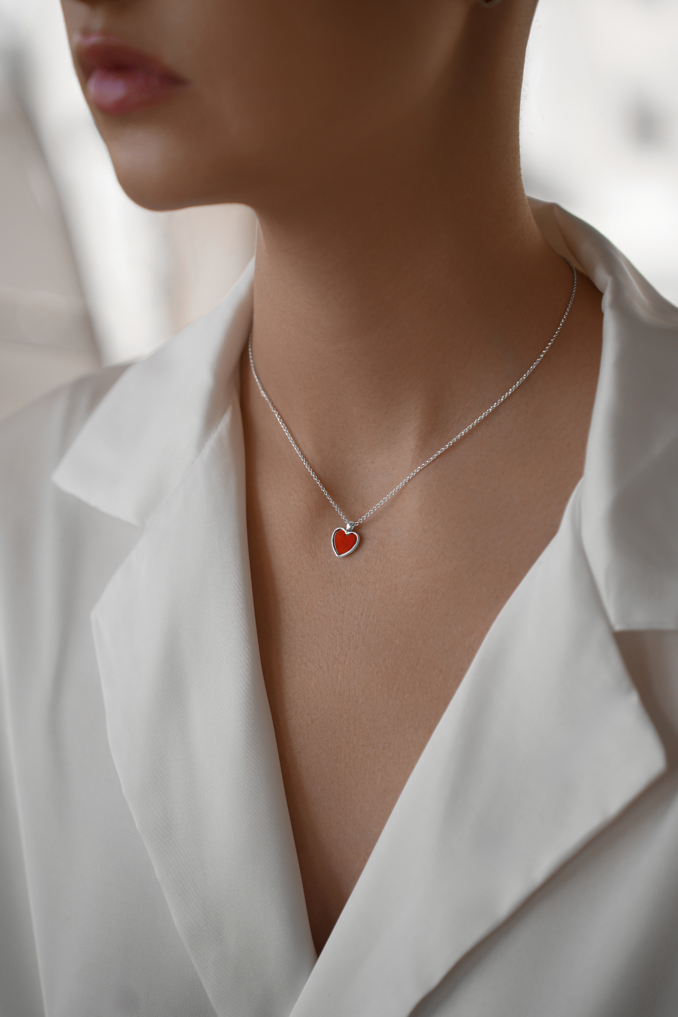 Колье: Колье Сердце с красным агатом можно купить в ювелирном гардеробе MOMNT (Momentsilver), интернет-магазине украшений из серебра. Серебро 925, родий.Вставки: агат. Артикул 