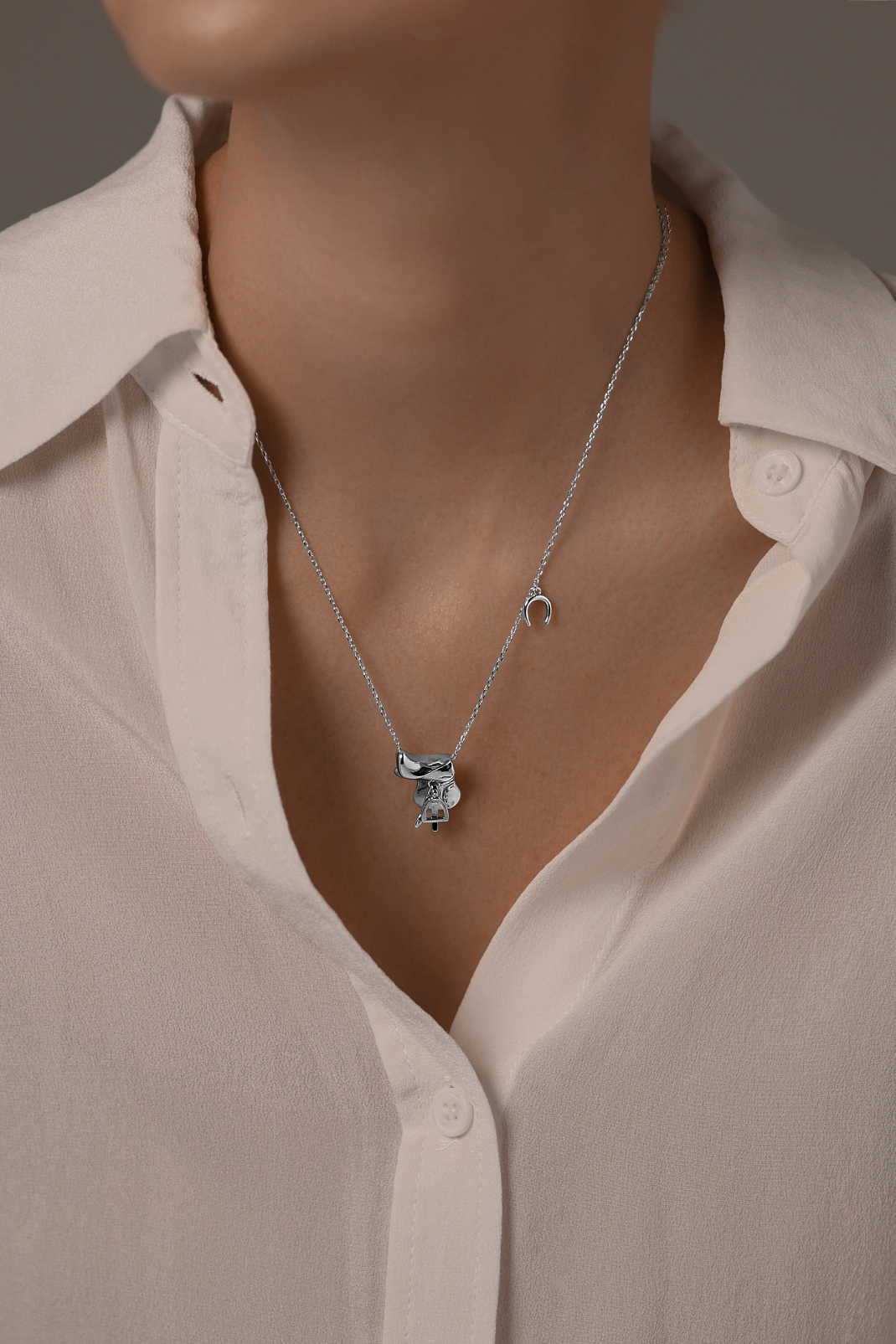 Колье: Колье Сэддл  можно купить в ювелирном гардеробе MOMNT (Momentsilver), интернет-магазине украшений из серебра. Серебро 925, родий. . Артикул 