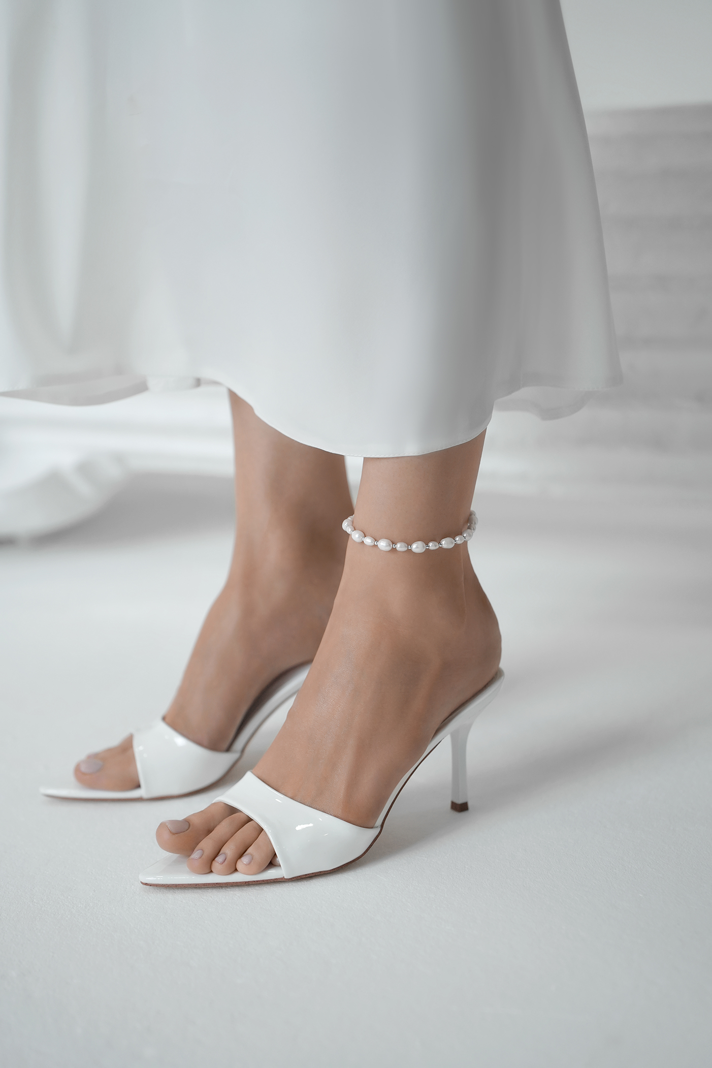 Браслеты: Браслет на ногу с крупным жемчугом и шариками можно купить в ювелирном гардеробе MOMNT (Momentsilver), интернет-магазине украшений из серебра. Серебро 925, родий, натуральный жемчуг . Артикул 