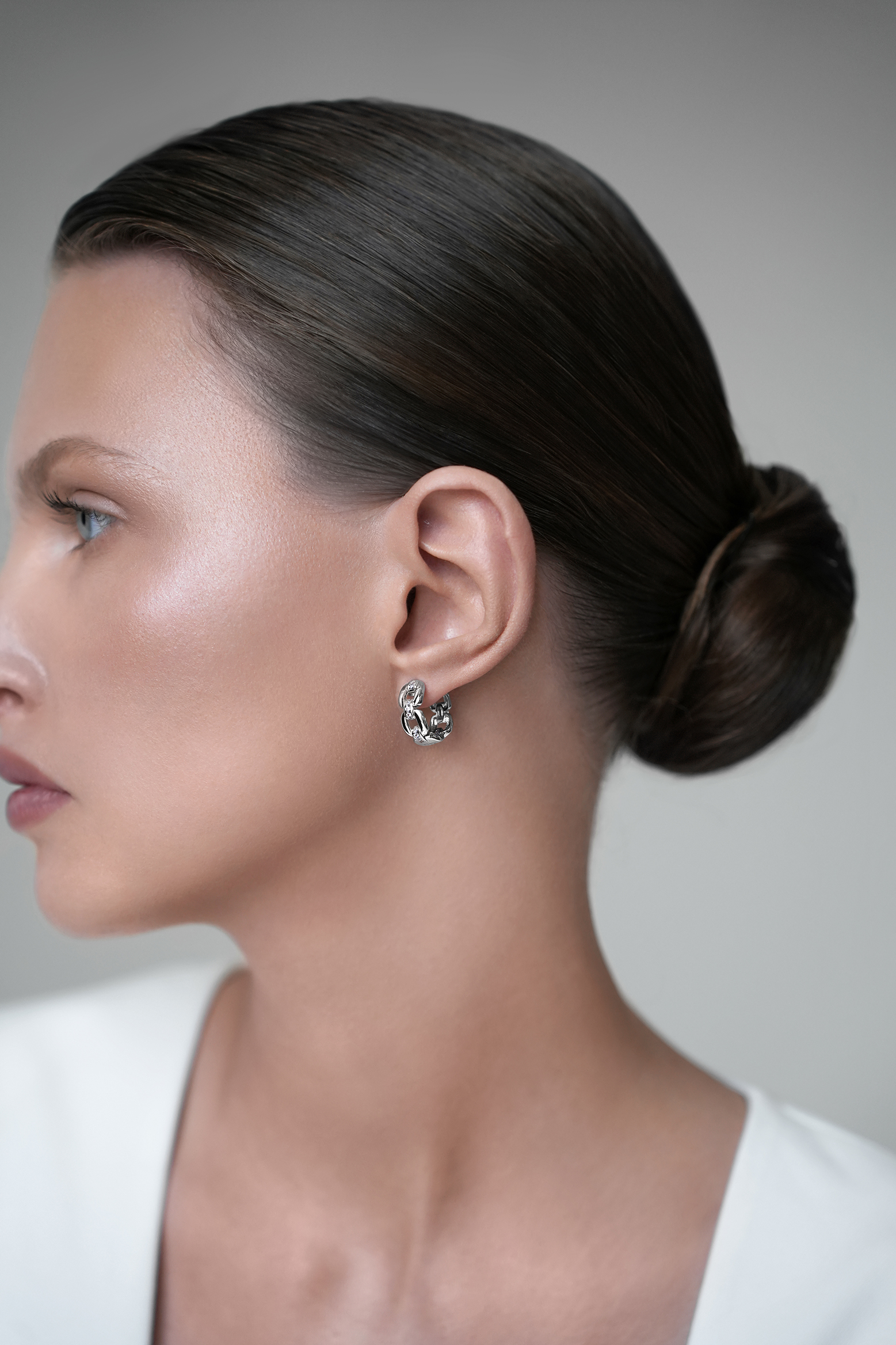 Серьги: Серьги-хаггисы Звенья можно купить в ювелирном гардеробе MOMNT (Momentsilver), интернет-магазине украшений из серебра. Серебро 925, родий, вставки:куб.цирконий. Артикул 