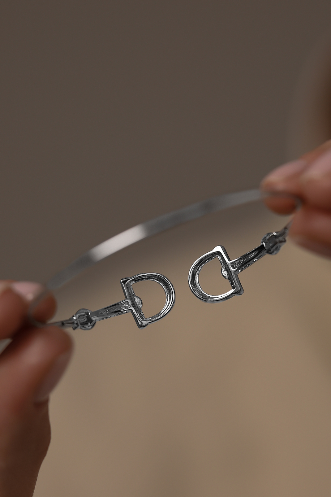 Браслеты: Каркасный браслет Этрье можно купить в ювелирном гардеробе MOMNT (Momentsilver), интернет-магазине украшений из серебра. Серебро 925, родий . Артикул 