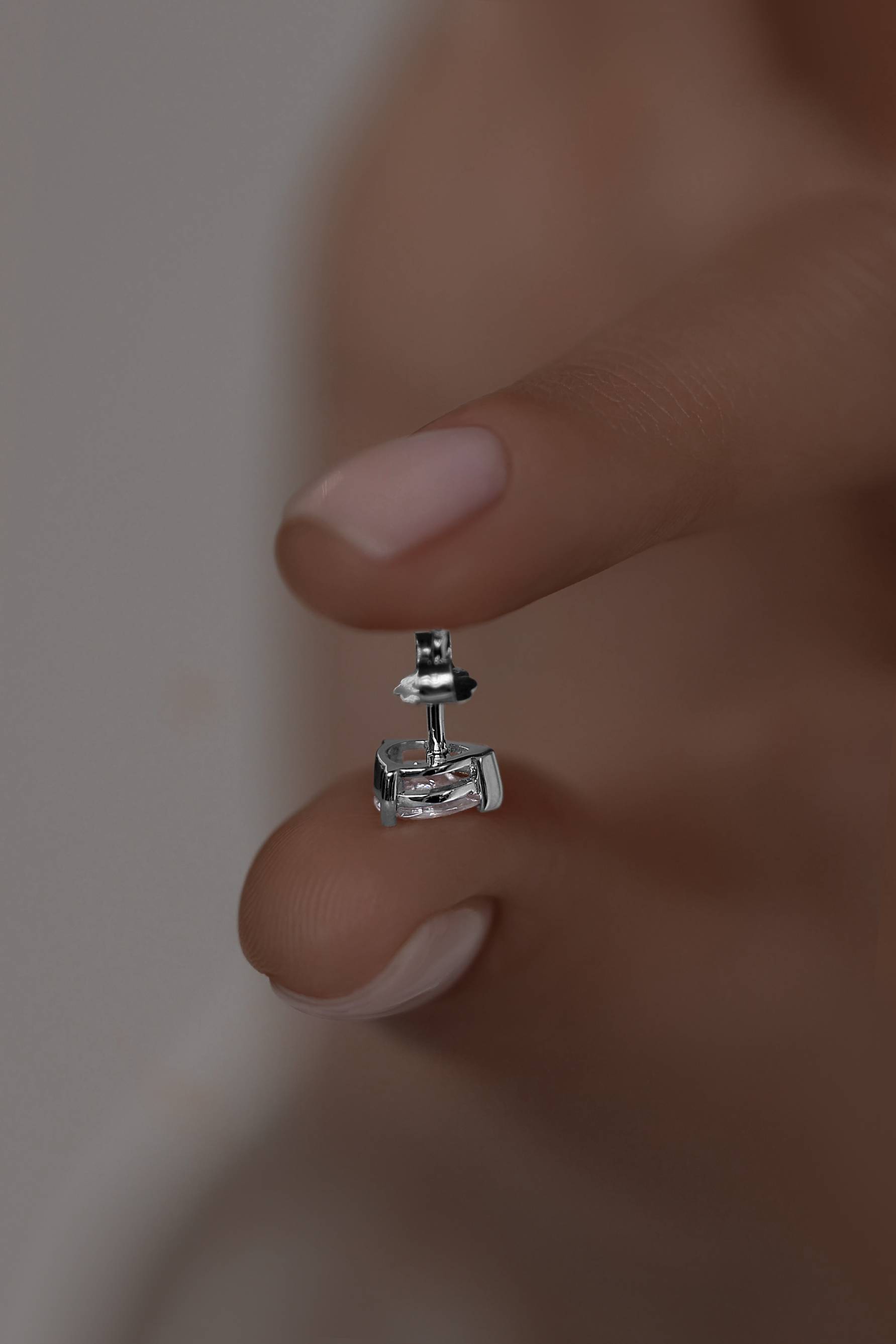 Серьги: Серьги-гвоздики в огранке Груша можно купить в ювелирном гардеробе MOMNT (Momentsilver), интернет-магазине украшений из серебра. Серебро 925, родий, вставки:куб.цирконий. Артикул 