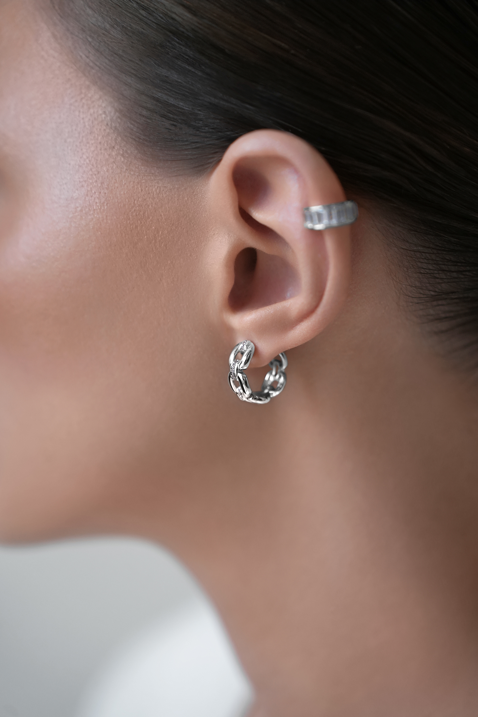 Серьги: Серьги-хаггисы Звенья можно купить в ювелирном гардеробе MOMNT (Momentsilver), интернет-магазине украшений из серебра. Серебро 925, родий, вставки:куб.цирконий. Артикул 