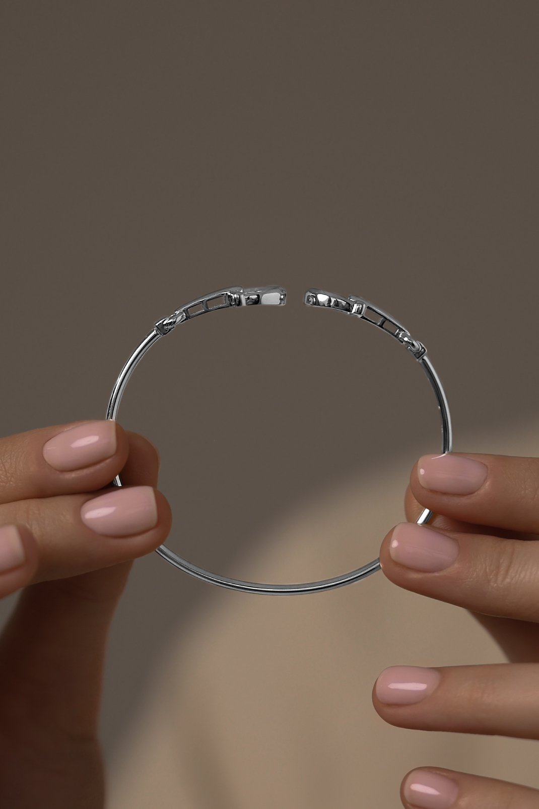 Браслеты: Каркасный браслет Этрье можно купить в ювелирном гардеробе MOMNT (Momentsilver), интернет-магазине украшений из серебра. Серебро 925, родий . Артикул 