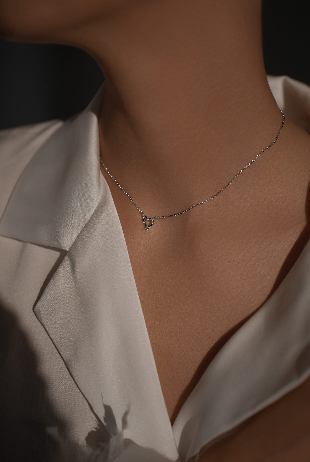 Колье: Колье Крошечное сердце можно купить в ювелирном гардеробе MOMNT (Momentsilver), интернет-магазине украшений из серебра. Серебро 925, родий. . Артикул 