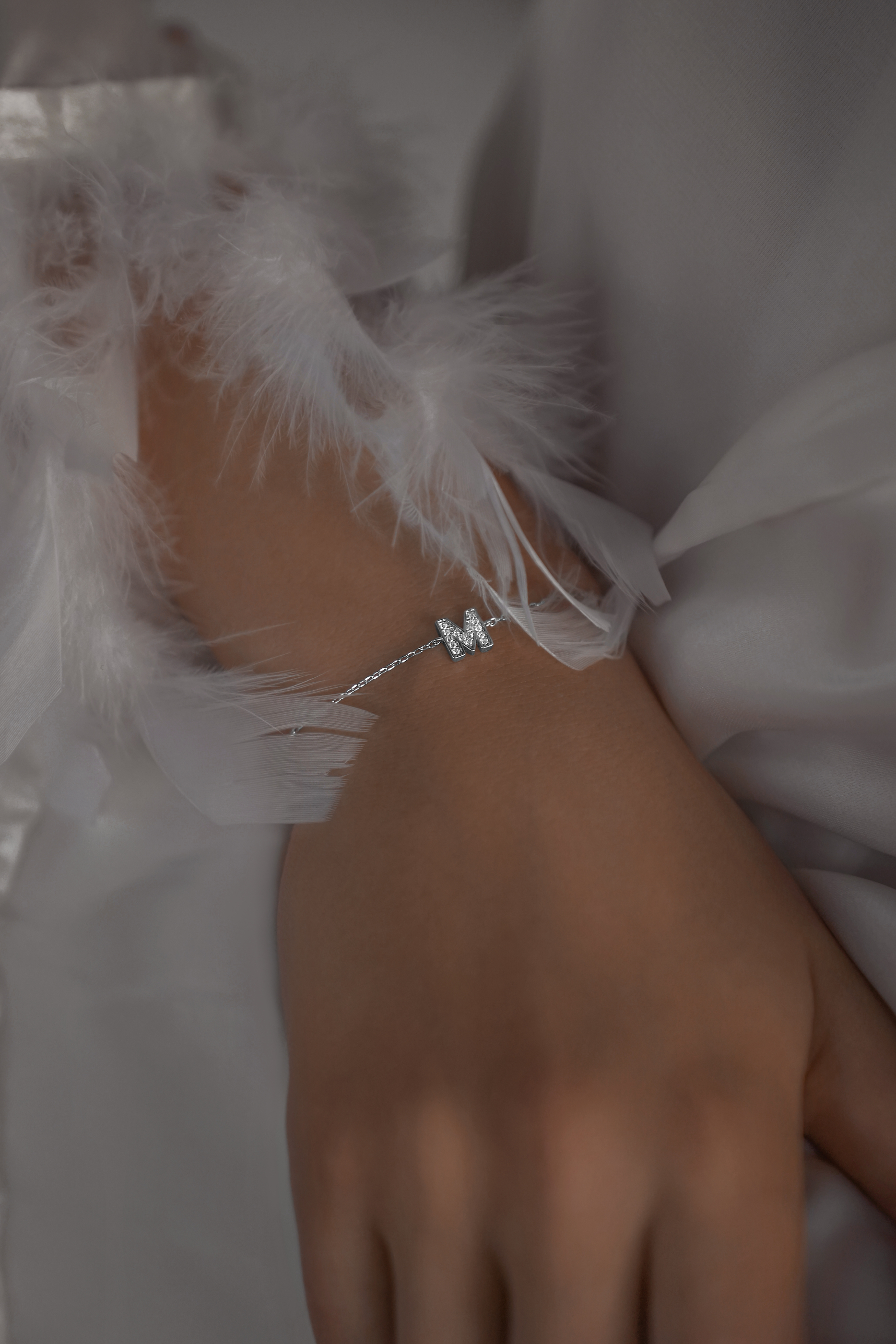 Браслеты: Браслет с буквой M можно купить в ювелирном гардеробе MOMNT (Momentsilver), интернет-магазине украшений из серебра. Серебро 925, родий, вставки:куб.цирконий. Артикул 