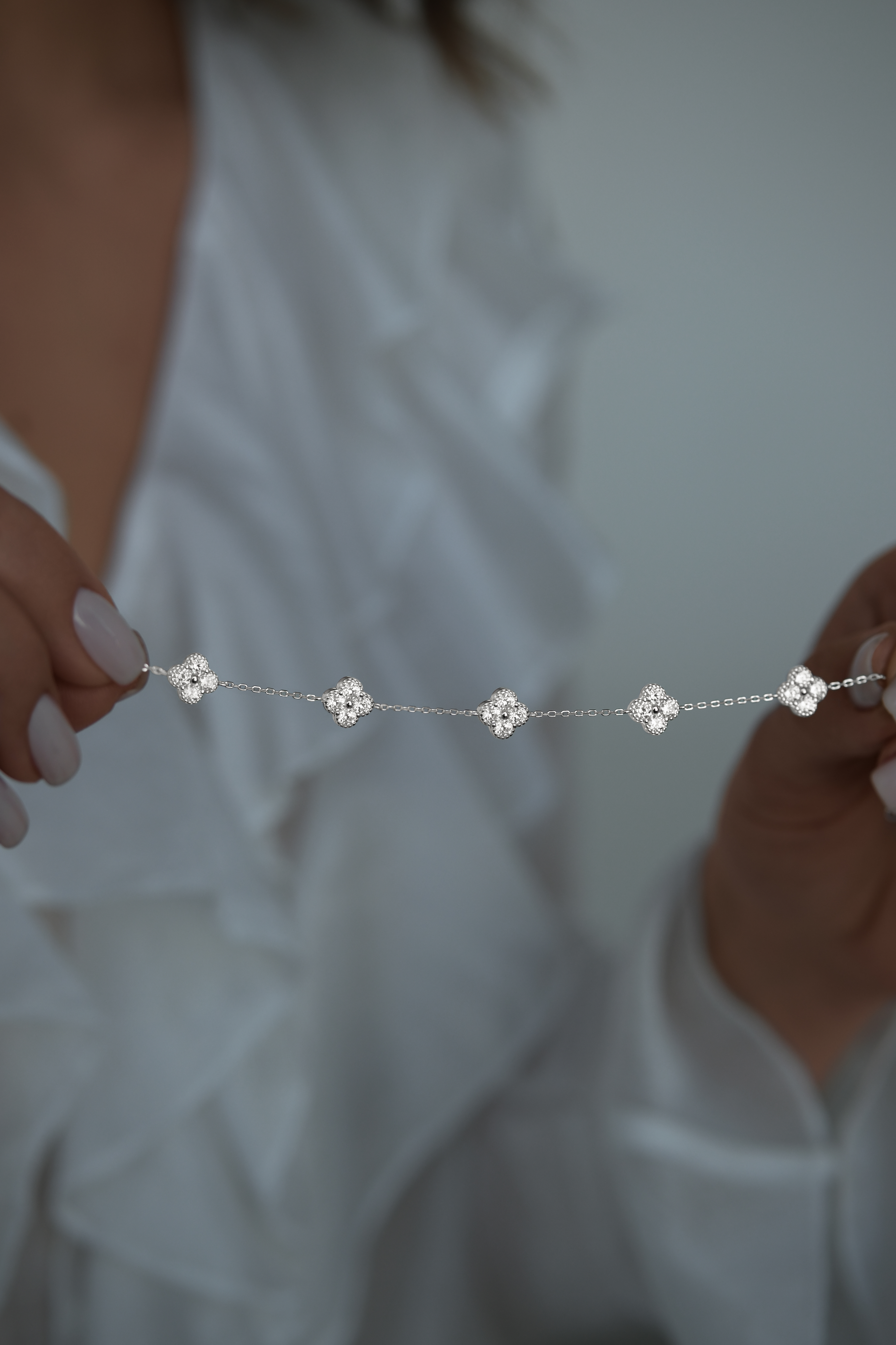 Браслеты: Браслет Клевер с камнями по всей цепи  можно купить в ювелирном гардеробе MOMNT (Momentsilver), интернет-магазине украшений из серебра. Серебро 925, родий. Вставки: куб.цирконий. Артикул 