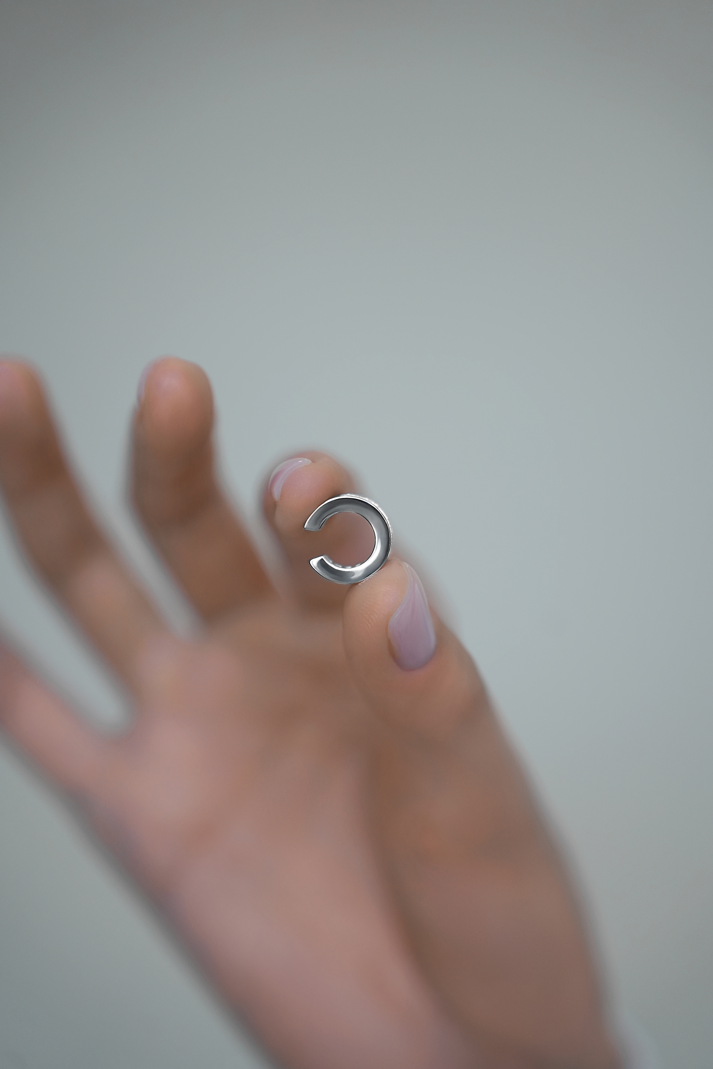 Каффы: Кафф с изумрудными багетами можно купить в ювелирном гардеробе MOMNT (Momentsilver), интернет-магазине украшений из серебра. Серебро 925, родий, вставки: куб. цирконий . Артикул 