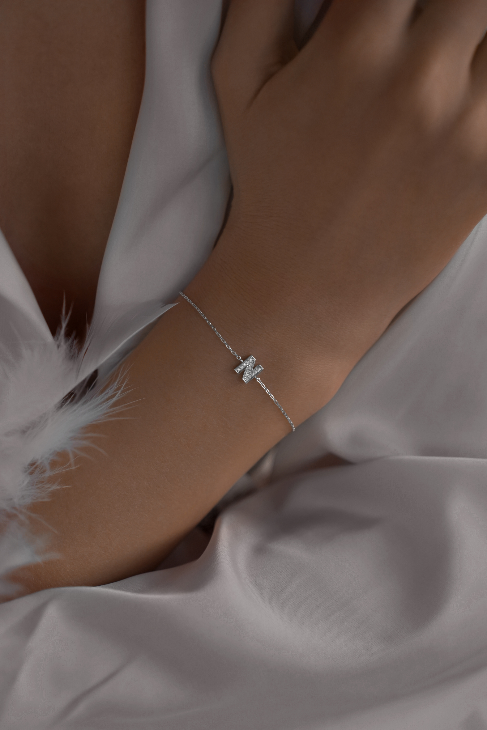 Браслеты: Браслет с буквой N можно купить в ювелирном гардеробе MOMNT (Momentsilver), интернет-магазине украшений из серебра. Серебро 925, родий, вставки:куб.цирконий. Артикул 