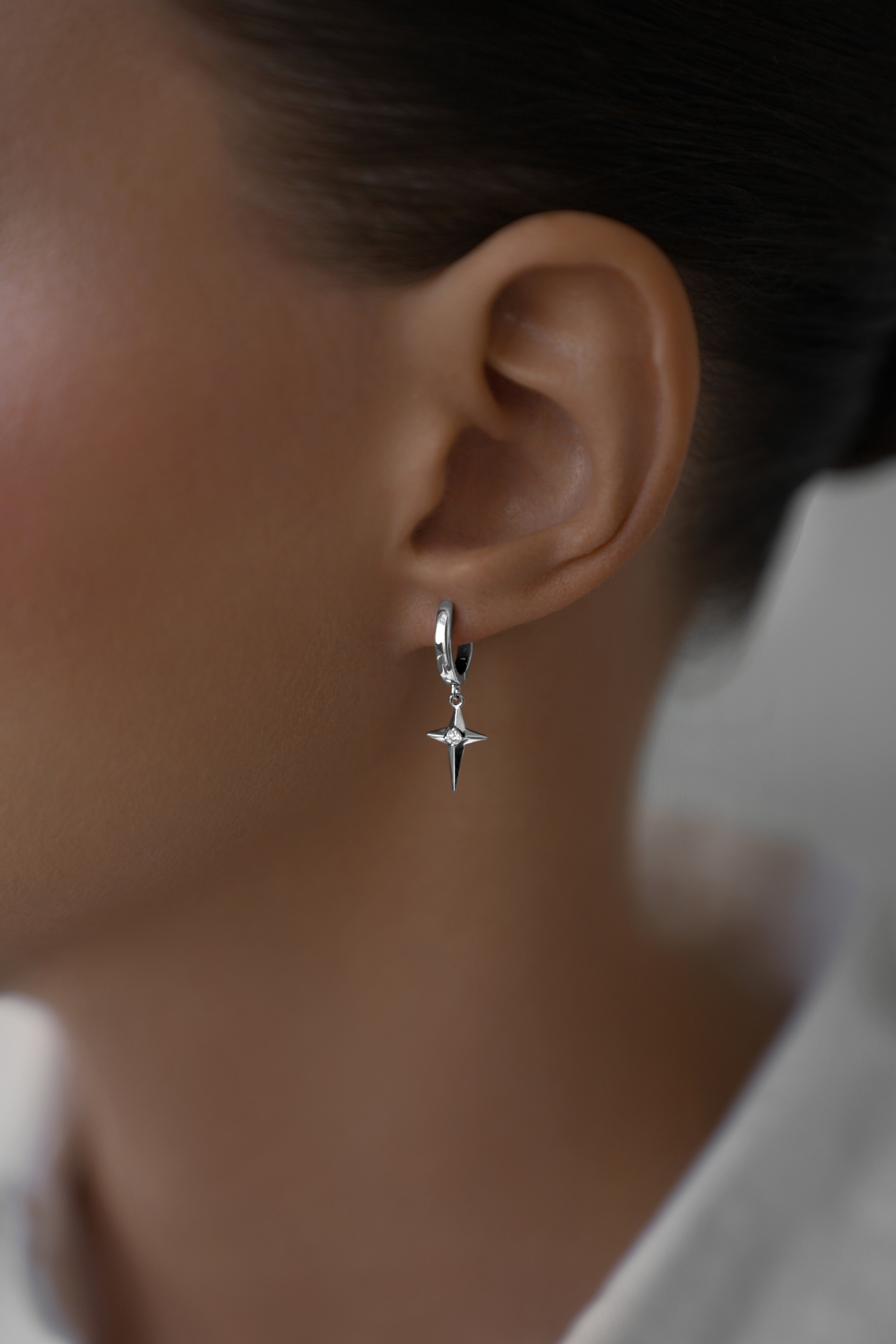 Серьги: Серьги-кольца Искры можно купить в ювелирном гардеробе MOMNT (Momentsilver), интернет-магазине украшений из серебра. Серебро 925, родий. Артикул 