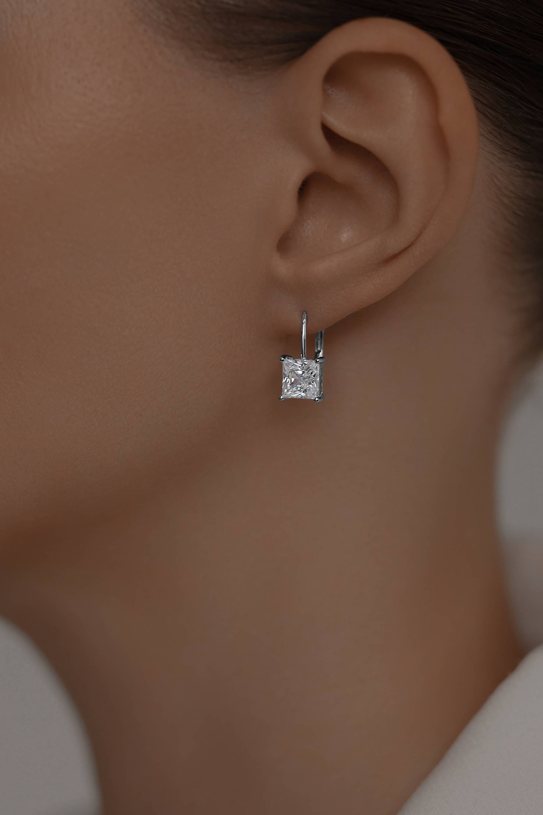 Серьги: Серьги с бриллианитами в огранке Принцесса на французском замке можно купить в ювелирном гардеробе MOMNT (Momentsilver), интернет-магазине украшений из серебра. Серебро 925, родий. Артикул 