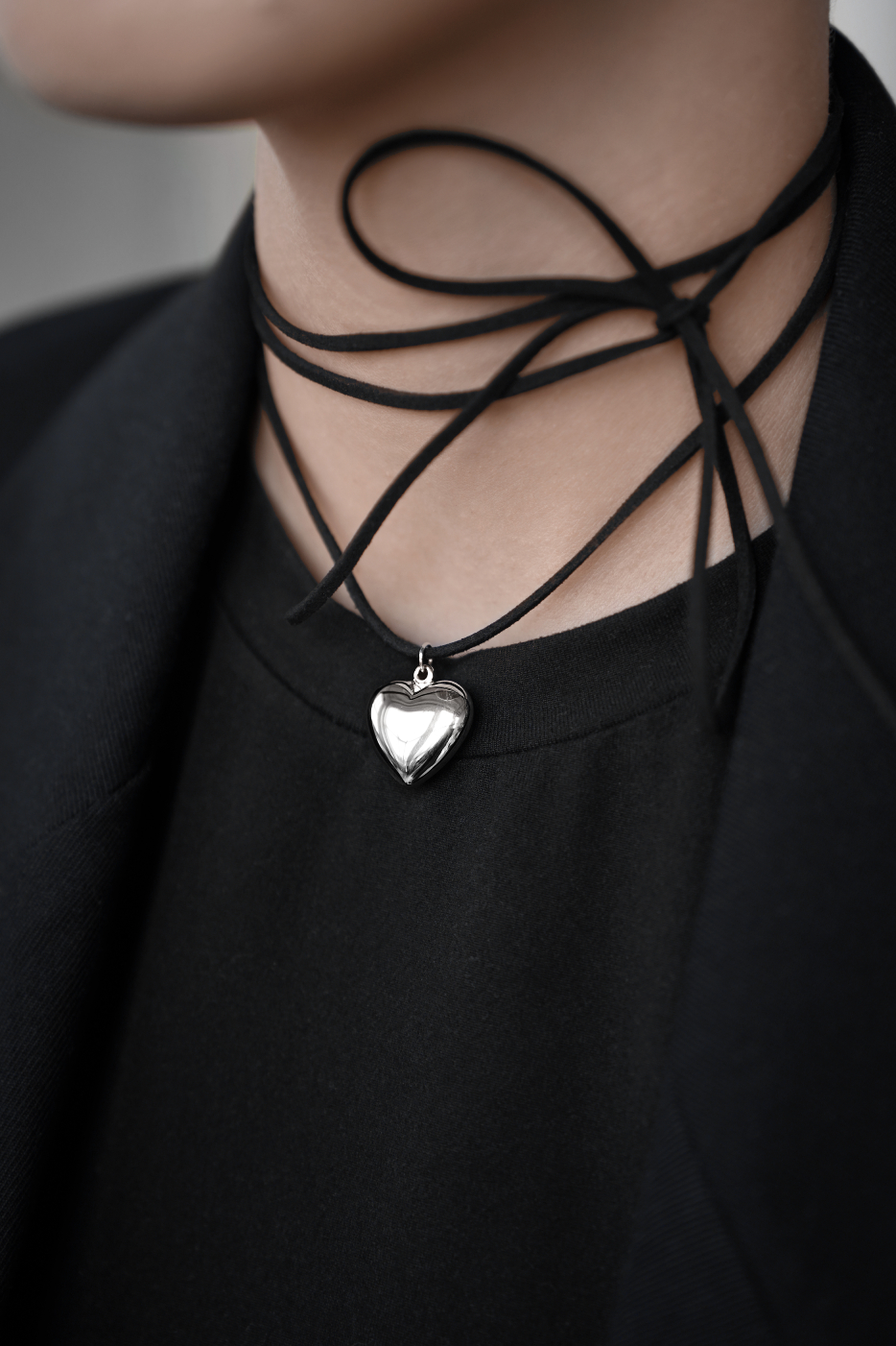 Колье: Колье Раздутые чувства на замшевом шнурке можно купить в ювелирном гардеробе MOMNT (Momentsilver), интернет-магазине украшений из серебра. Серебро 925, родий. Артикул 