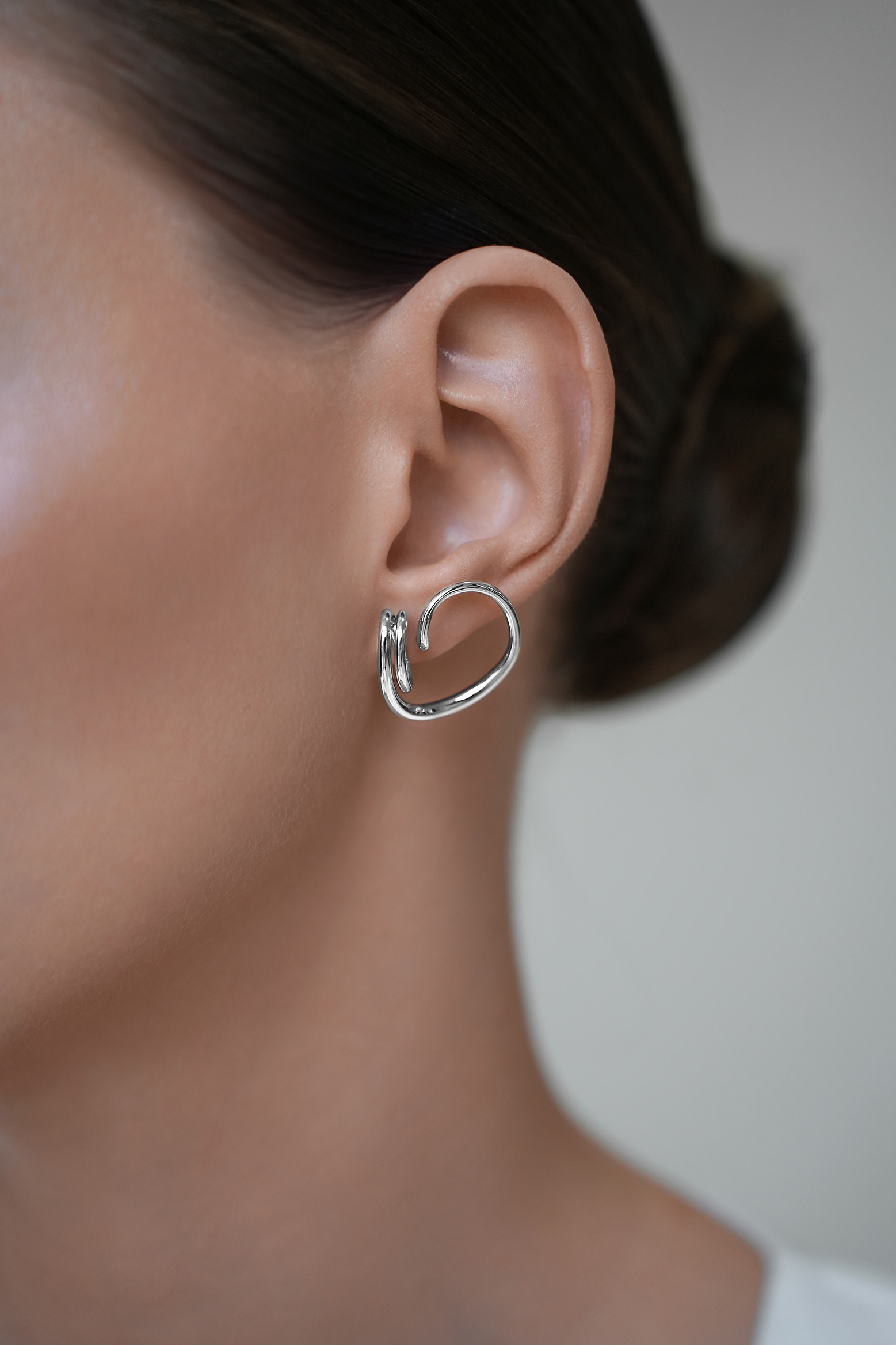 Серьги: Серьги "Непрерывность" можно купить в ювелирном гардеробе MOMNT (Momentsilver), интернет-магазине украшений из серебра. Серебро 925, родий. Артикул 