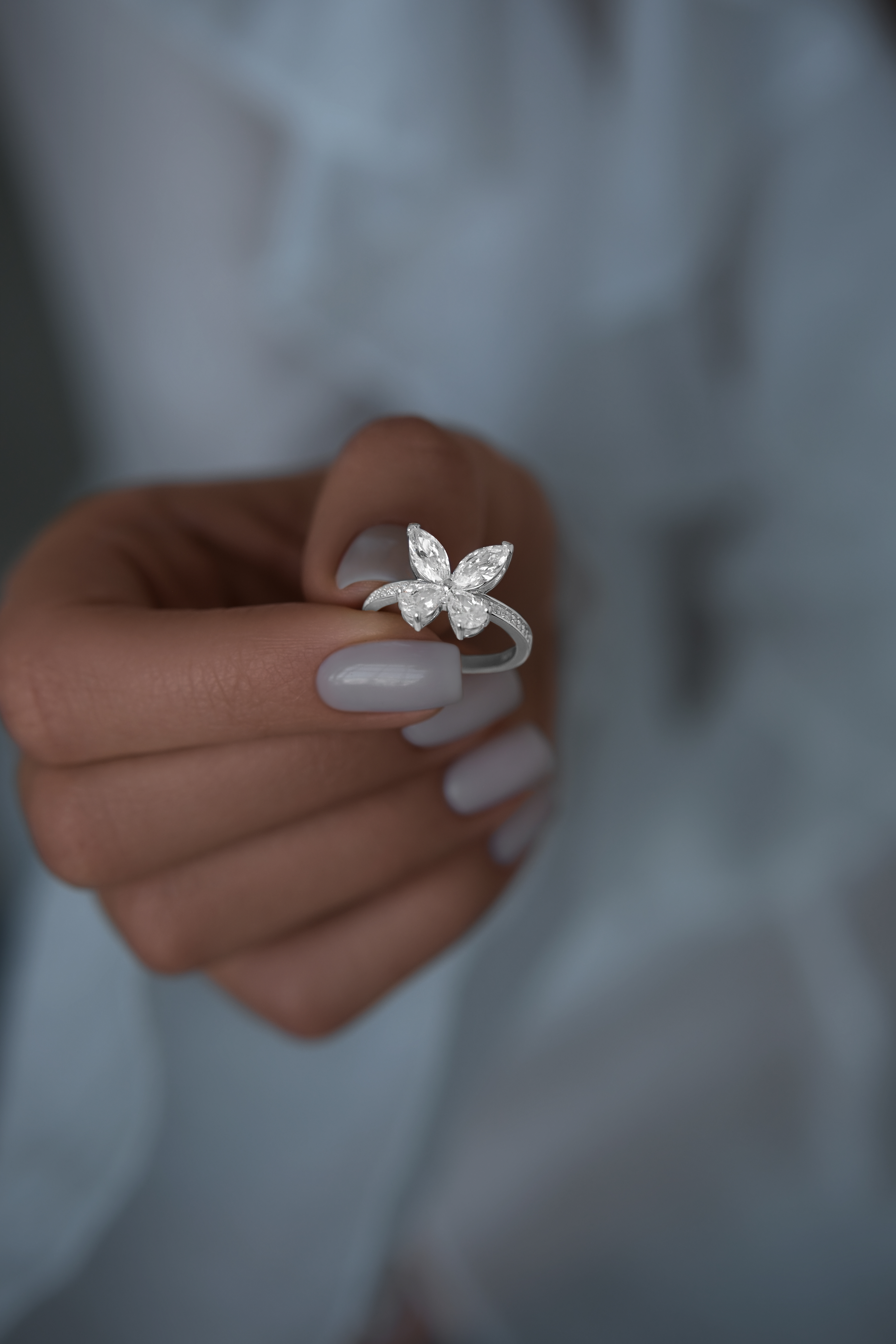 Кольца: Кольцо Бабочка можно купить в ювелирном гардеробе MOMNT (Momentsilver), интернет-магазине украшений из серебра. Серебро 925,родий. Вставки: куб.цирконий. Артикул 