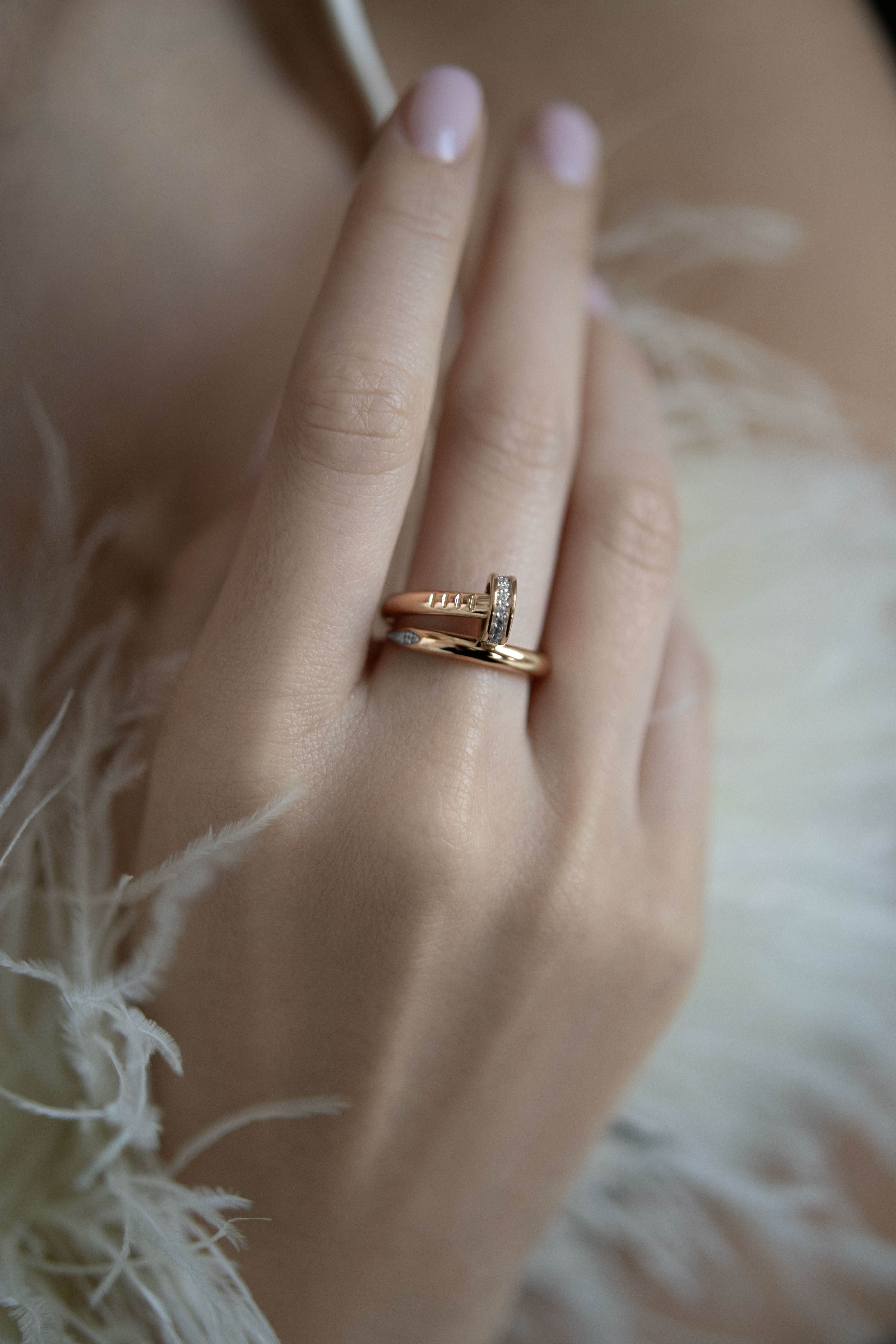 Кольца: Золотое кольцо Гвоздь с фианитами можно купить в ювелирном гардеробе MOMNT (Momentsilver), интернет-магазине украшений из серебра. Золото 585, вставки: фианит. Артикул 