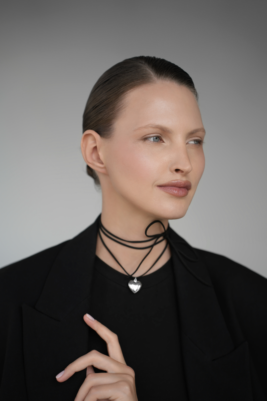 Колье: Колье Раздутые чувства на замшевом шнурке можно купить в ювелирном гардеробе MOMNT (Momentsilver), интернет-магазине украшений из серебра. Серебро 925, родий. Артикул 