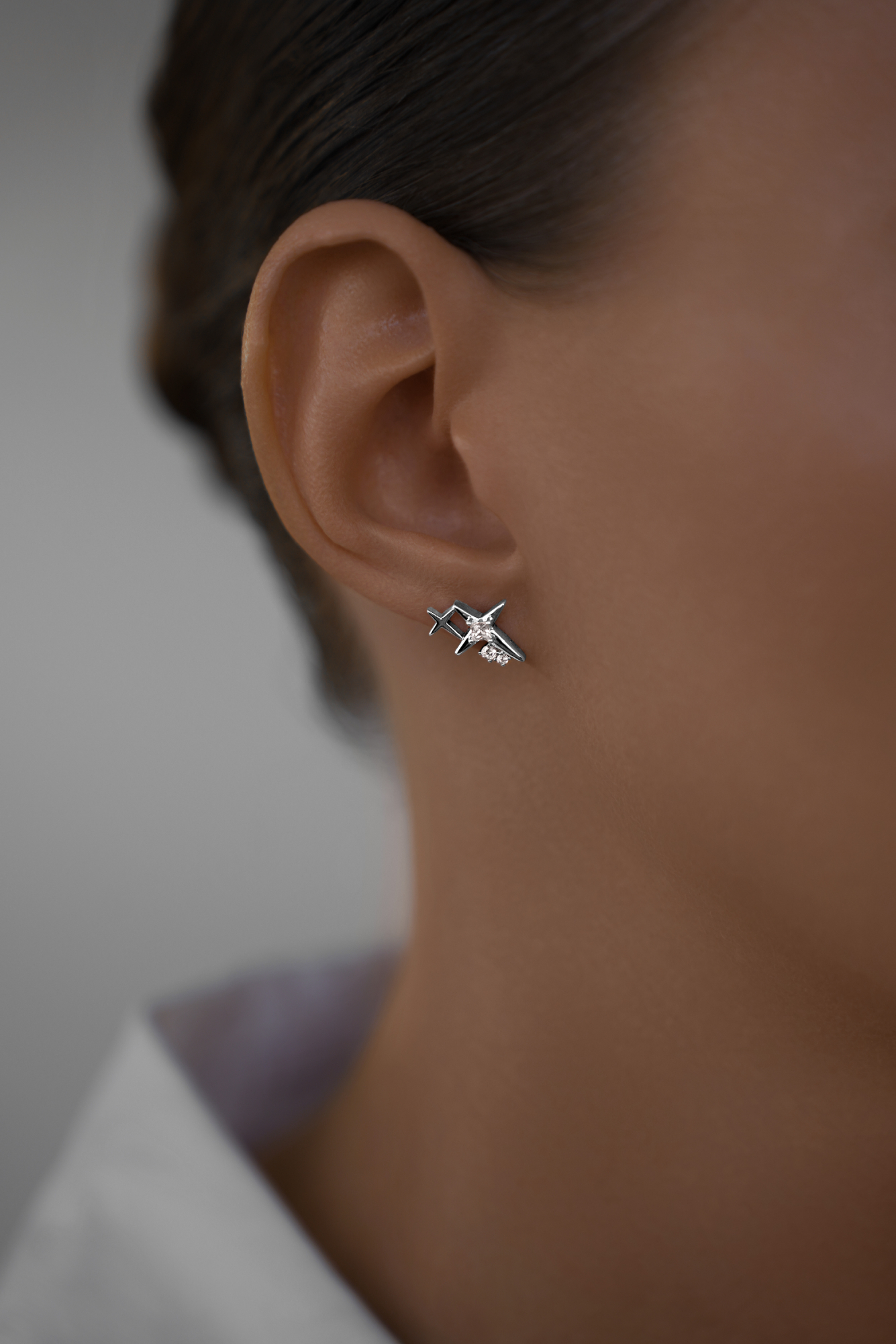 Серьги: Серьги-гвоздики Искры можно купить в ювелирном гардеробе MOMNT (Momentsilver), интернет-магазине украшений из серебра. Серебро 925, родий. Артикул 