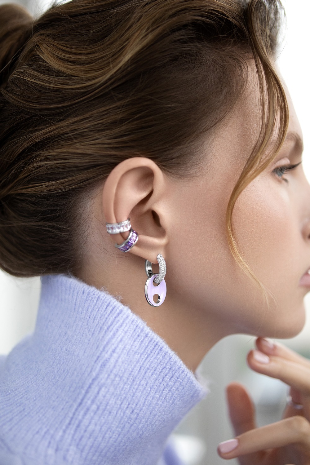 Бижутерия: Серьги-хаггисы с фианитами и лавандовой эмалью можно купить в ювелирном гардеробе MOMNT (Momentsilver), интернет-магазине украшений из серебра. Серьги-хаггисы с фианитами и лавандовой эмалью. Артикул 