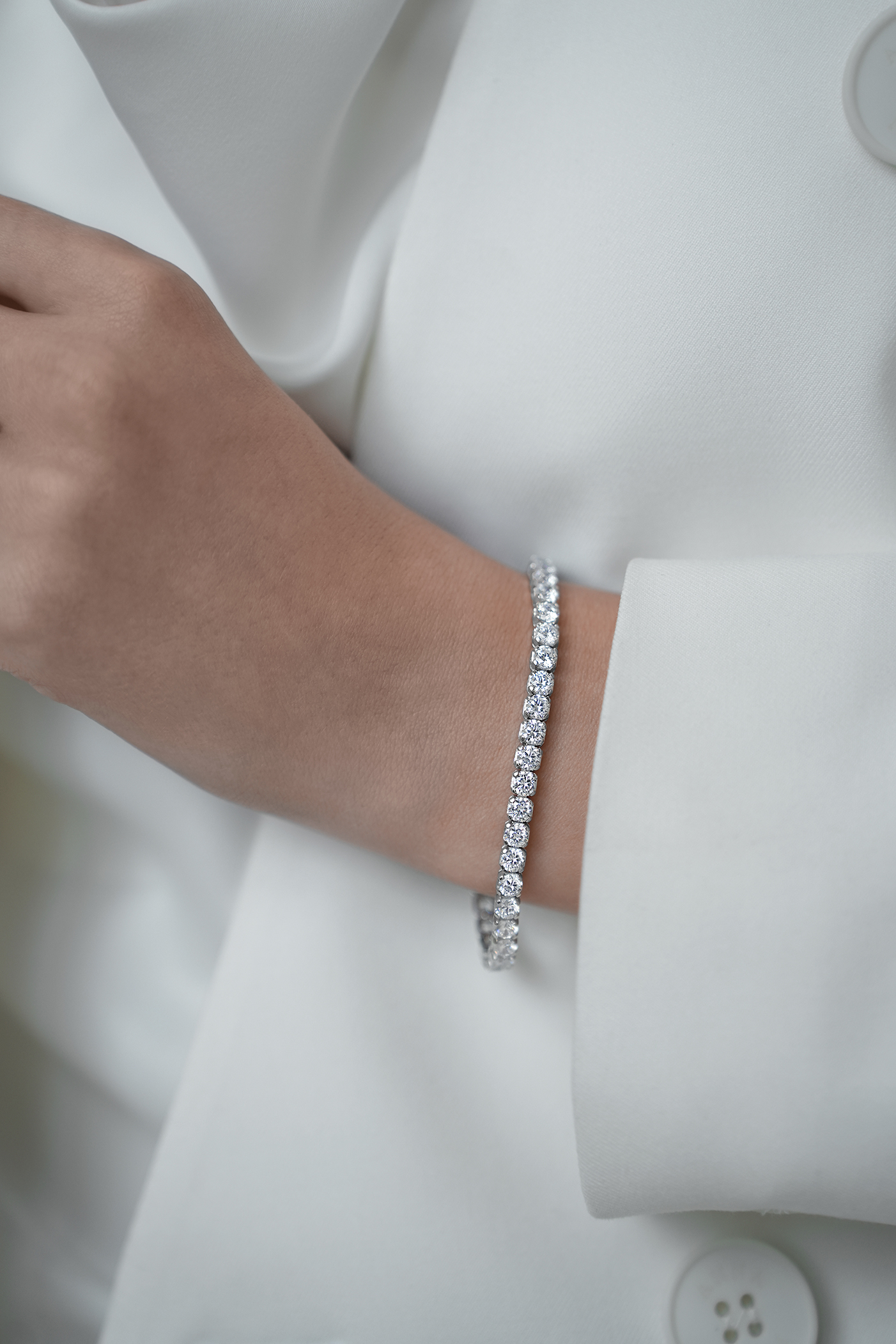 Браслеты: Теннисный браслет с камнями 4 мм можно купить в ювелирном гардеробе MOMNT (Momentsilver), интернет-магазине украшений из серебра. Серебро 925, родий, вставки:куб.цирконий. Артикул 
