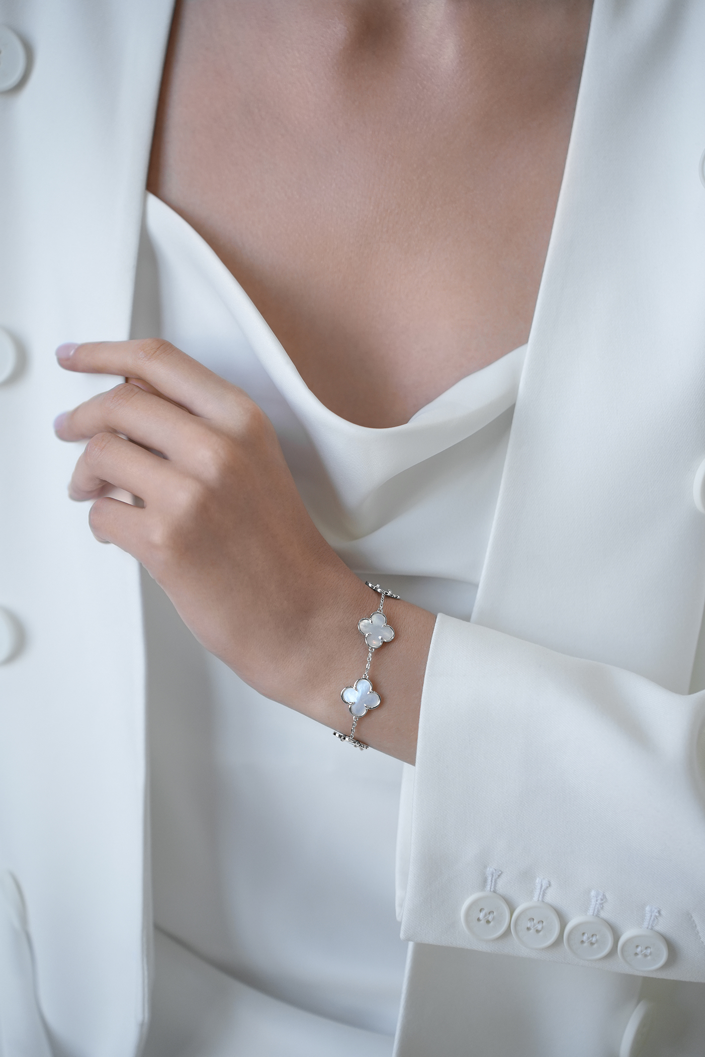 Браслеты: Браслет с перламутровыми клеверами можно купить в ювелирном гардеробе MOMNT (Momentsilver), интернет-магазине украшений из серебра. Серебро 925, родий, перламутр . Артикул BR159
