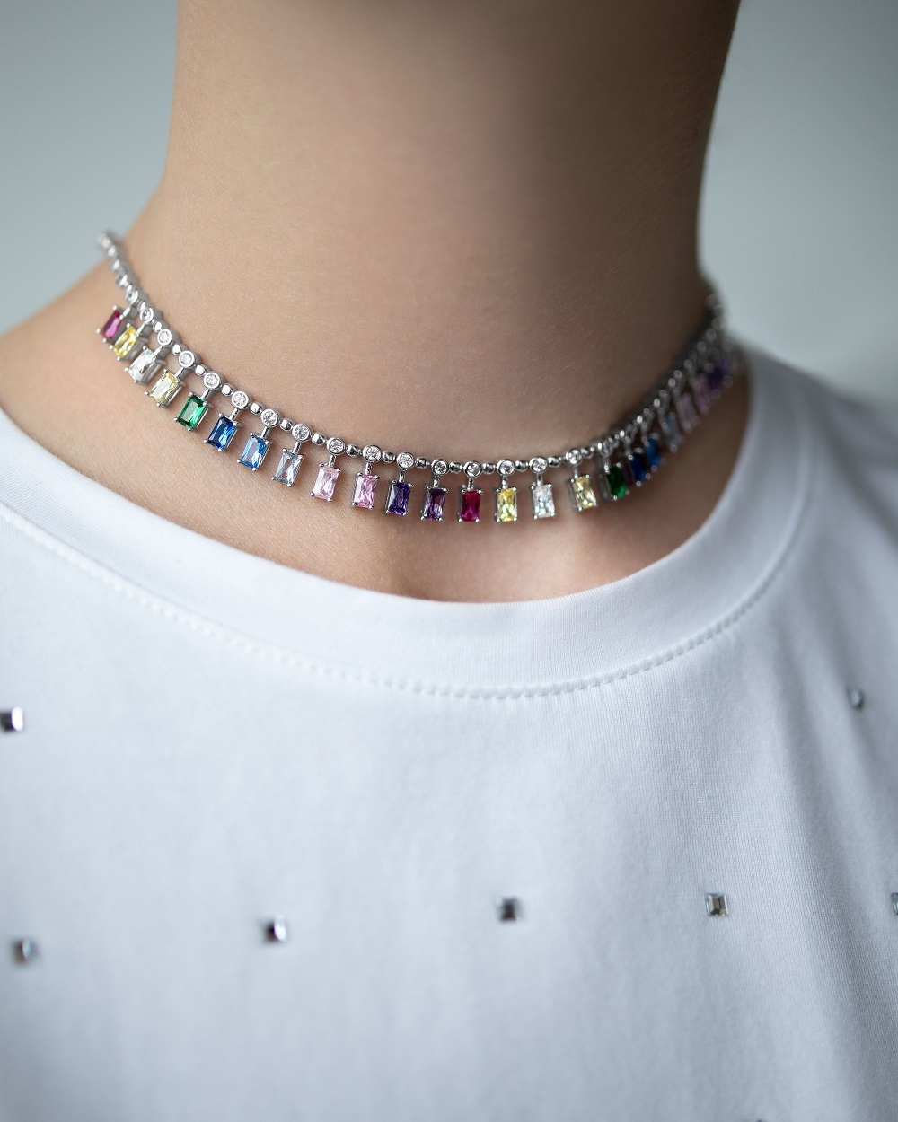 Бижутерия: Колье с камнями Радуга можно купить в ювелирном гардеробе MOMNT (Momentsilver), интернет-магазине украшений из серебра. Ювелирный сплав, родий, вставки: куб. цирконий. Артикул 