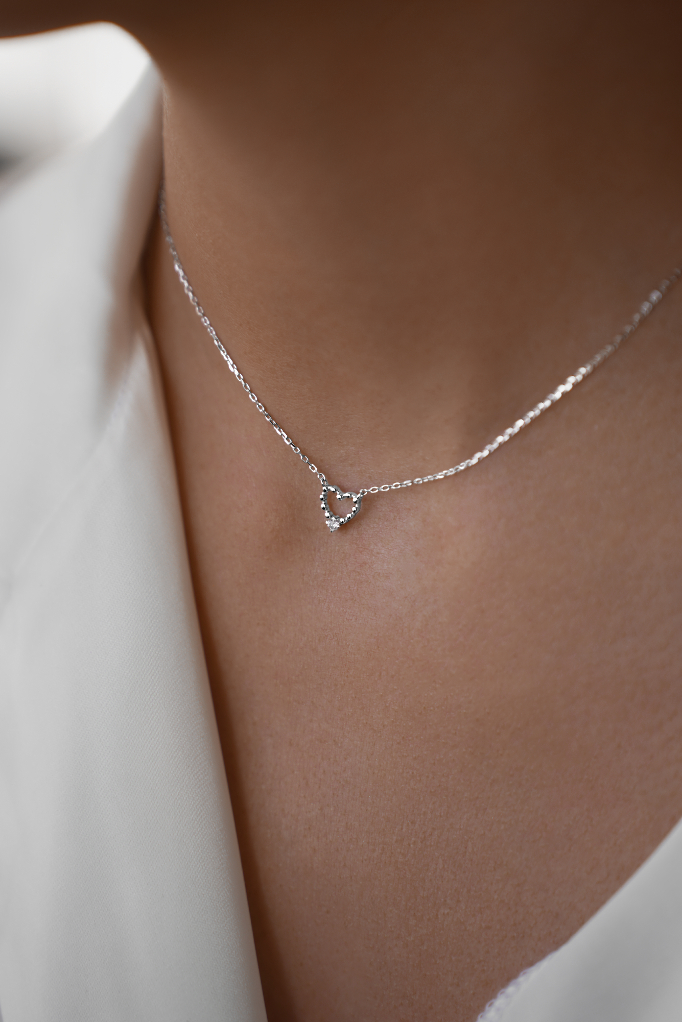 Колье: Колье Крошечное сердце можно купить в ювелирном гардеробе MOMNT (Momentsilver), интернет-магазине украшений из серебра. Серебро 925, родий. . Артикул 