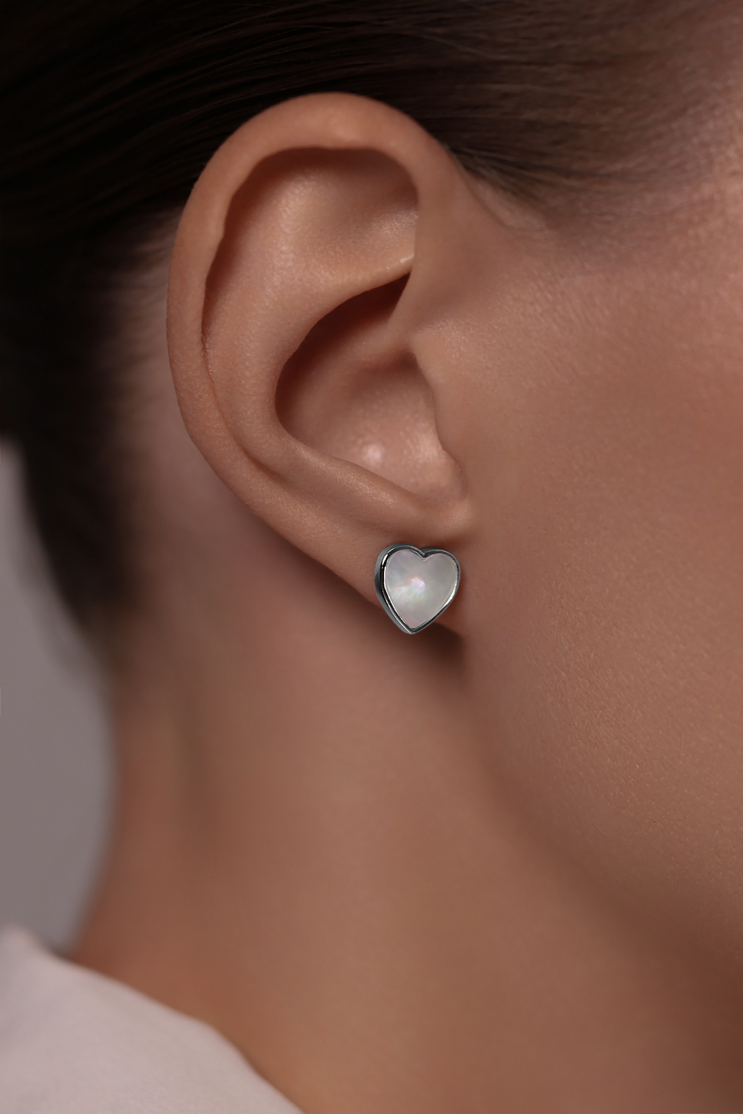 Серьги: Серьги-гвоздики Сердце с белым перламутром можно купить в ювелирном гардеробе MOMNT (Momentsilver), интернет-магазине украшений из серебра. Серебро 925, родий, вставки:перламутр. Артикул 