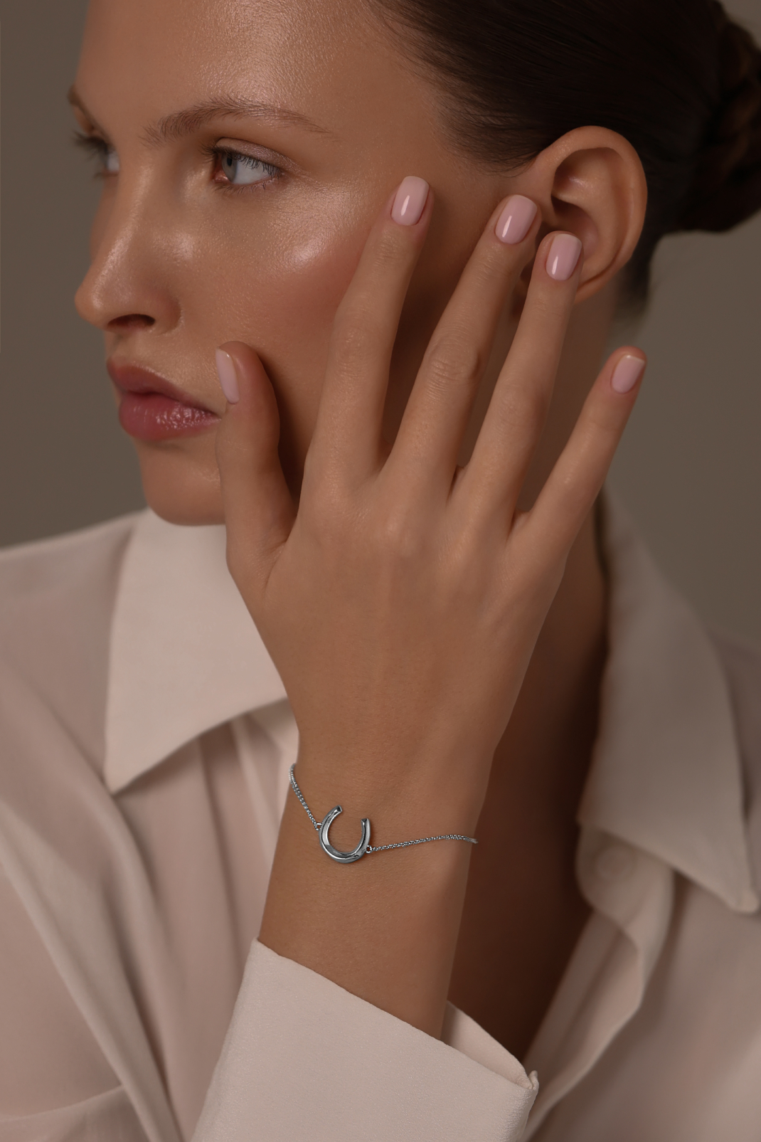 Браслеты: Браслет Подкова можно купить в ювелирном гардеробе MOMNT (Momentsilver), интернет-магазине украшений из серебра. Серебро 925, родий.. Артикул 