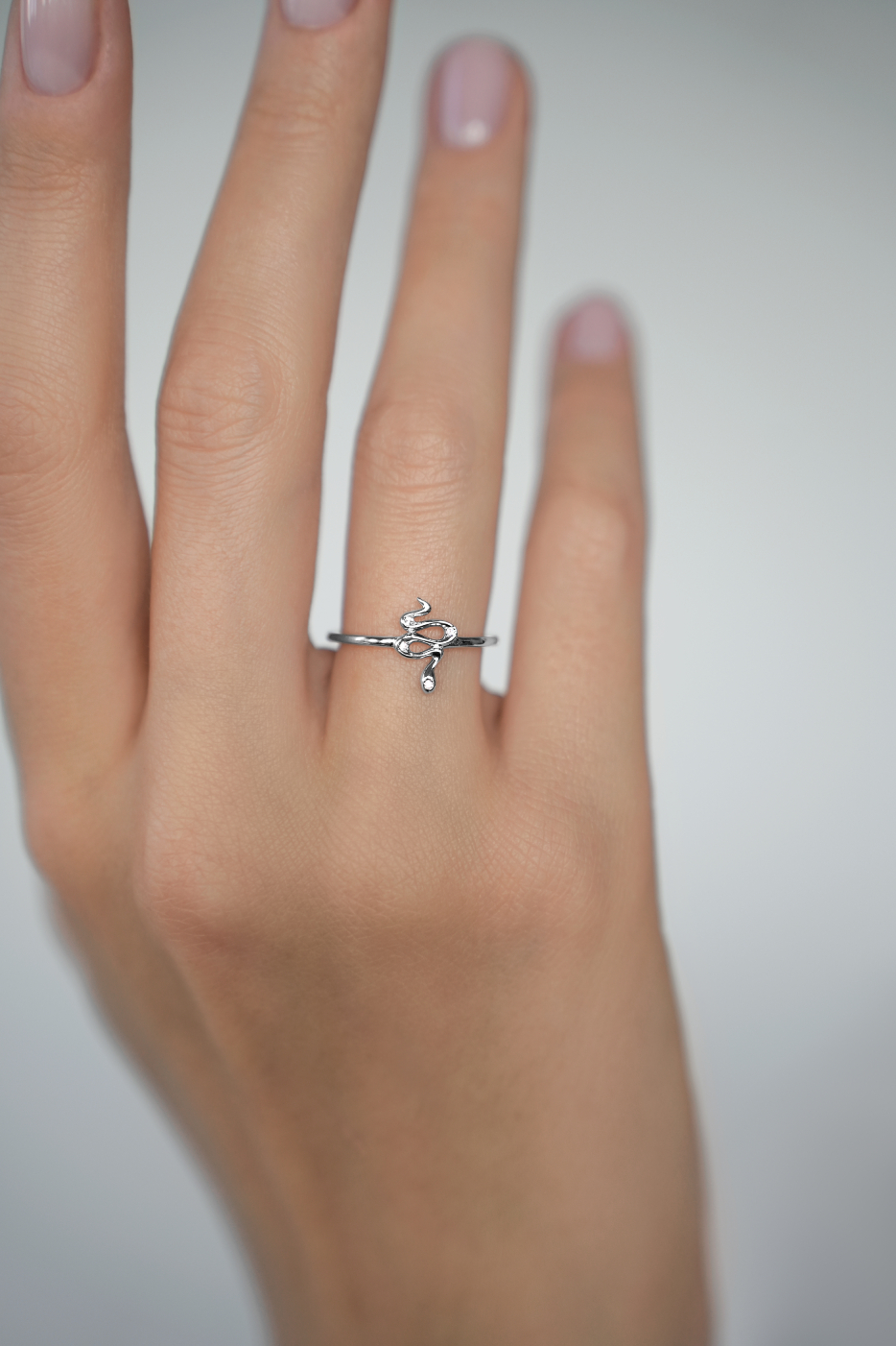 Кольца: Кольцо змейка можно купить в ювелирном гардеробе MOMNT (Momentsilver), интернет-магазине украшений из серебра. Серебро 925, родий. Артикул 