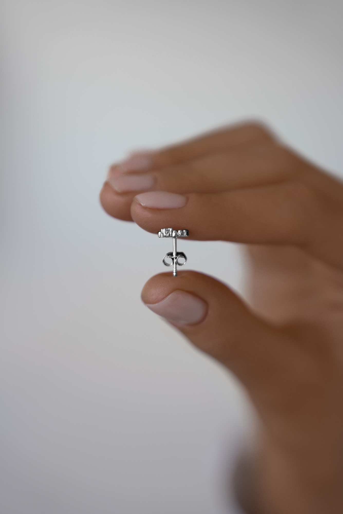 Серьги: Серьги-гвоздики Крошечное сердце можно купить в ювелирном гардеробе MOMNT (Momentsilver), интернет-магазине украшений из серебра. Серебро 925, родий											. Артикул 