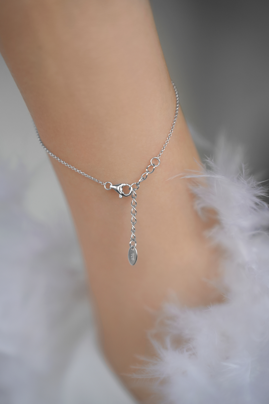 Браслеты: Браслет Клевер с перламутром и двумя подвесками можно купить в ювелирном гардеробе MOMNT (Momentsilver), интернет-магазине украшений из серебра. Серебро 925, родий, перламутр . Артикул 