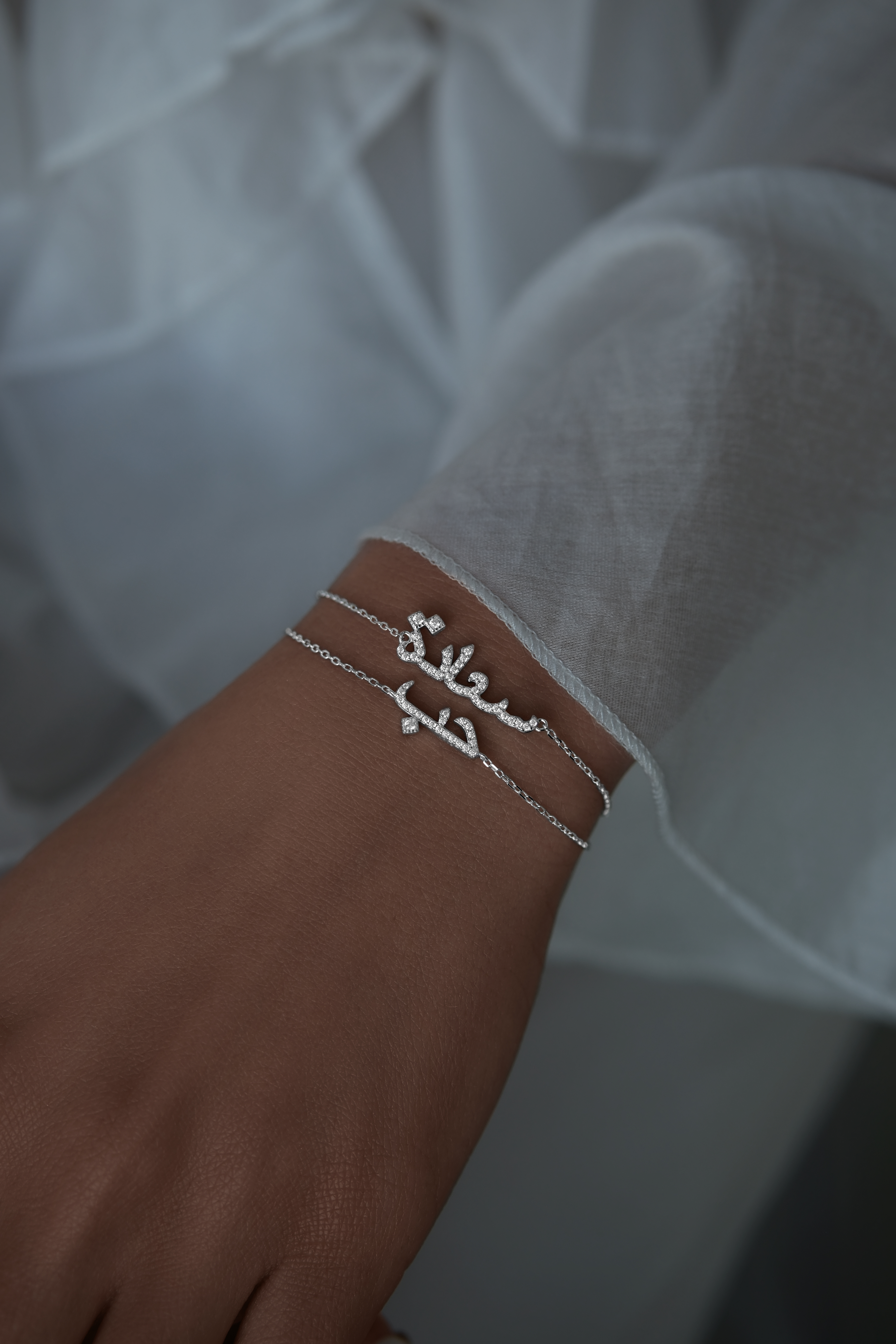 Браслеты: Браслет Счастье на арабском можно купить в ювелирном гардеробе MOMNT (Momentsilver), интернет-магазине украшений из серебра. Серебро 925, родий. Вставки: куб.цирконий. Артикул 