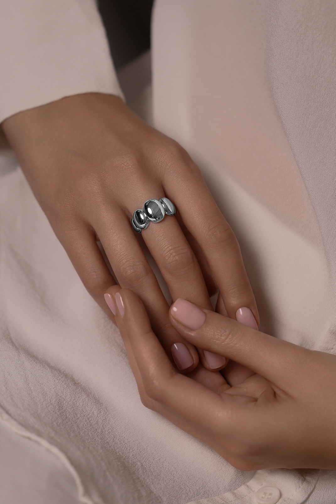 Кольца: Кольцо Дутые овалы можно купить в ювелирном гардеробе MOMNT (Momentsilver), интернет-магазине украшений из серебра. Серебро 925,родий. . Артикул 