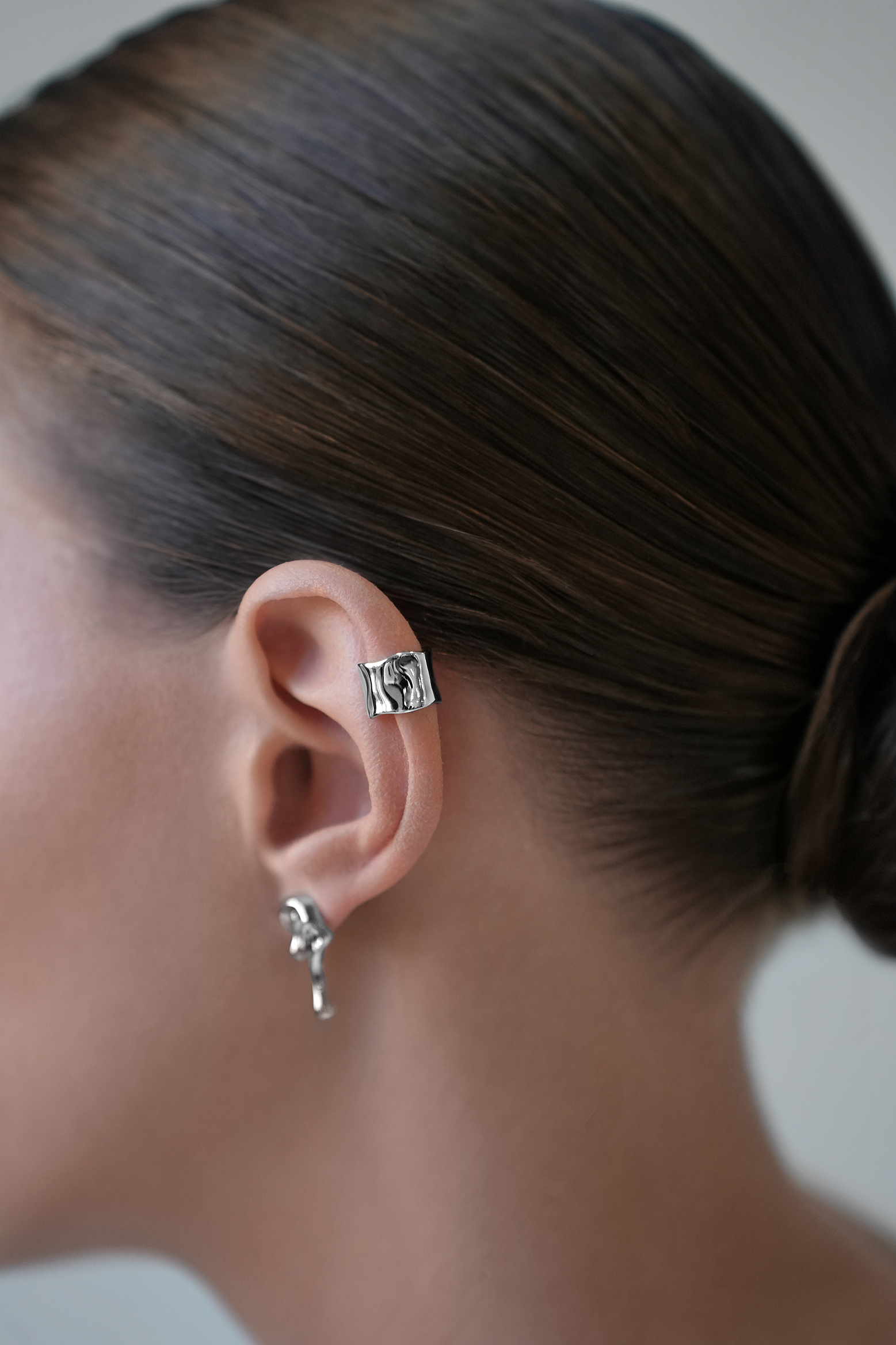 Каффы: Мятый кафф можно купить в ювелирном гардеробе MOMNT (Momentsilver), интернет-магазине украшений из серебра. Серебро 925, родий. Артикул 