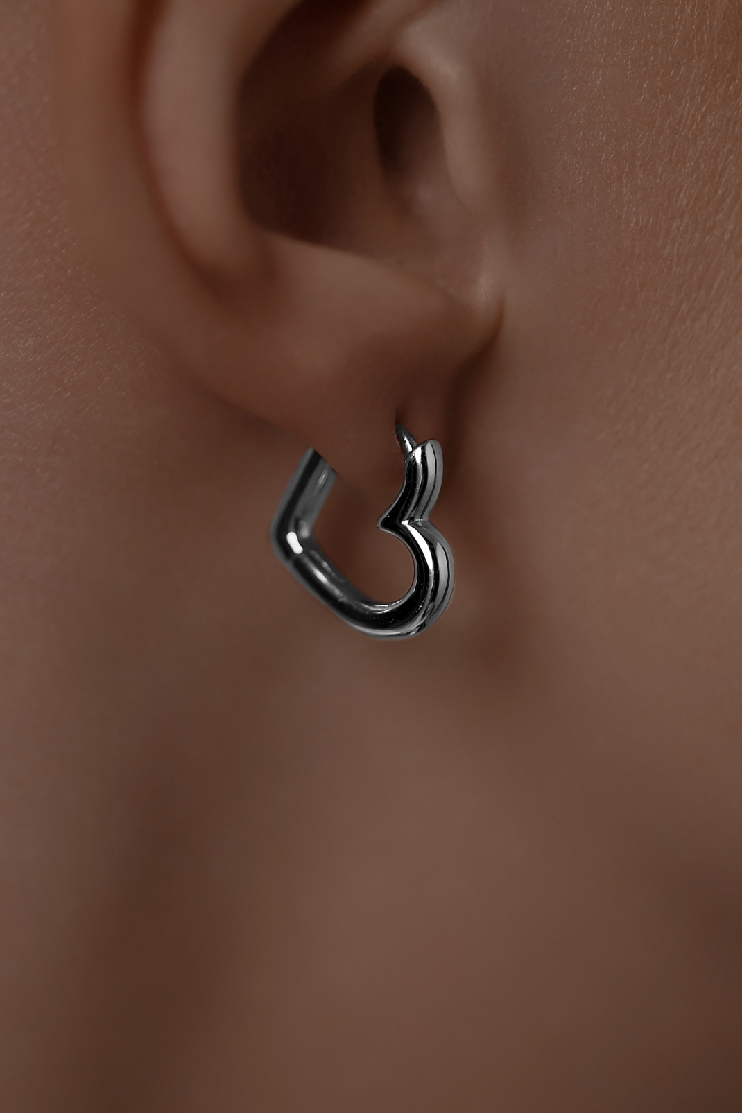 Серьги: Серьги Сердца в профиль можно купить в ювелирном гардеробе MOMNT (Momentsilver), интернет-магазине украшений из серебра. Серебро 925, родий. Артикул 