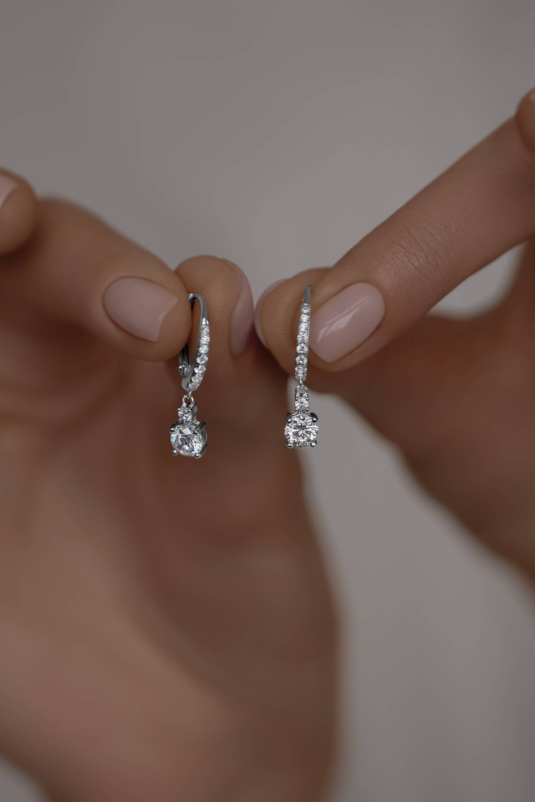 Колье: Классические серьги на французском замке можно купить в ювелирном гардеробе MOMNT (Momentsilver), интернет-магазине украшений из серебра. Серебро 925, родий, вставки:куб.цирконий. Артикул 