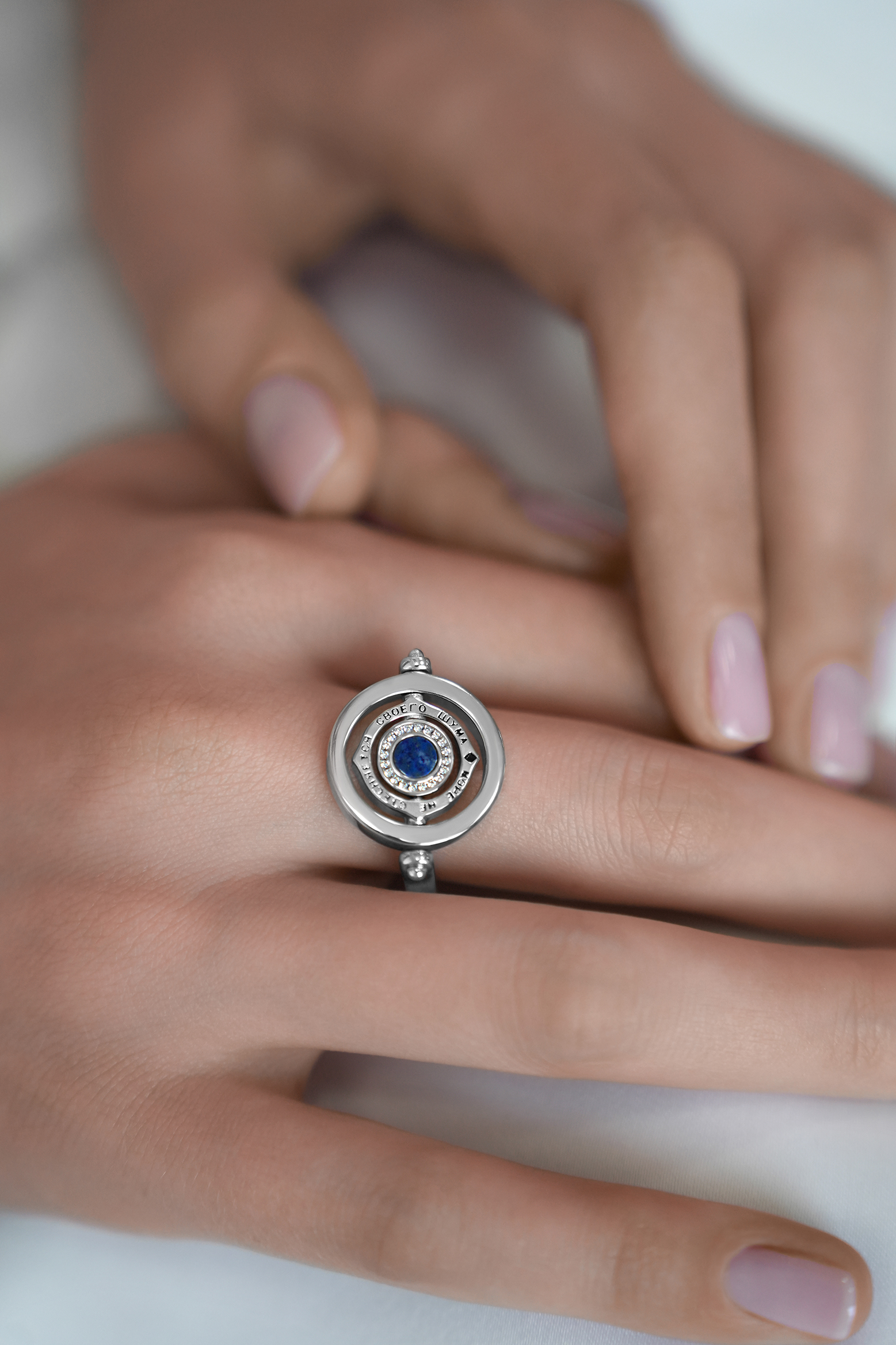 Кольца: Кольцо-маховик "Море не  стесняется шума" с лазуритом можно купить в ювелирном гардеробе MOMNT (Momentsilver), интернет-магазине украшений из серебра. Серебро 925, родий, вставка : лазурит . Артикул 