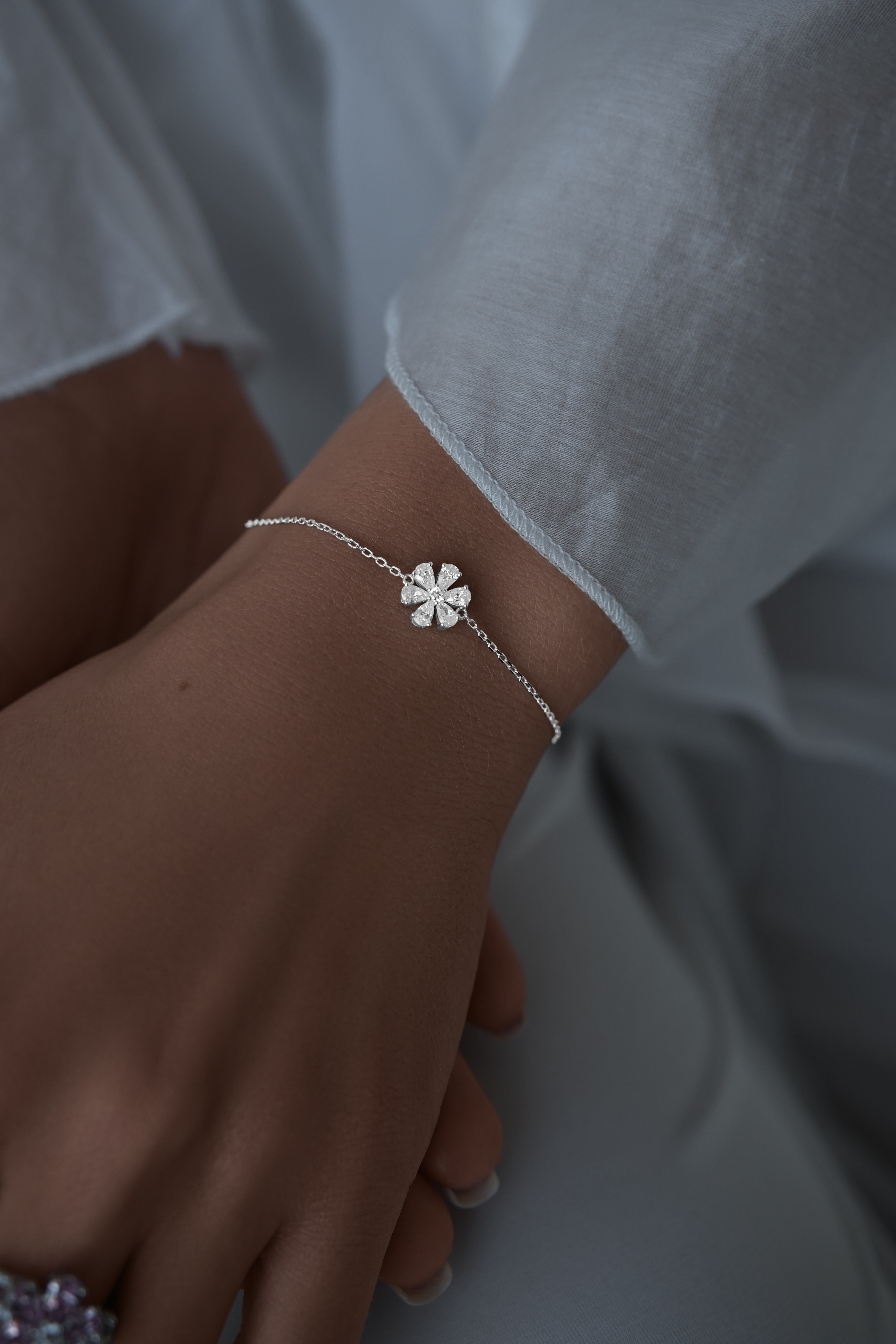 Браслеты: Браслет Цветок можно купить в ювелирном гардеробе MOMNT (Momentsilver), интернет-магазине украшений из серебра. Серебро 925, родий. Вставки: куб.цирконий. Артикул 