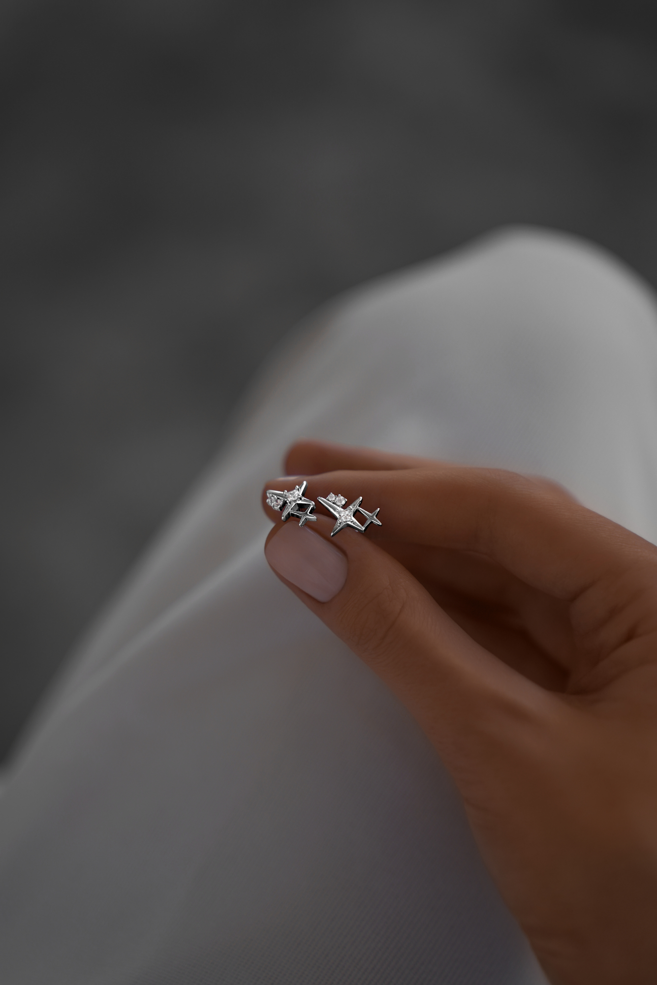 Серьги: Серьги-гвоздики Искры можно купить в ювелирном гардеробе MOMNT (Momentsilver), интернет-магазине украшений из серебра. Серебро 925, родий. Артикул 