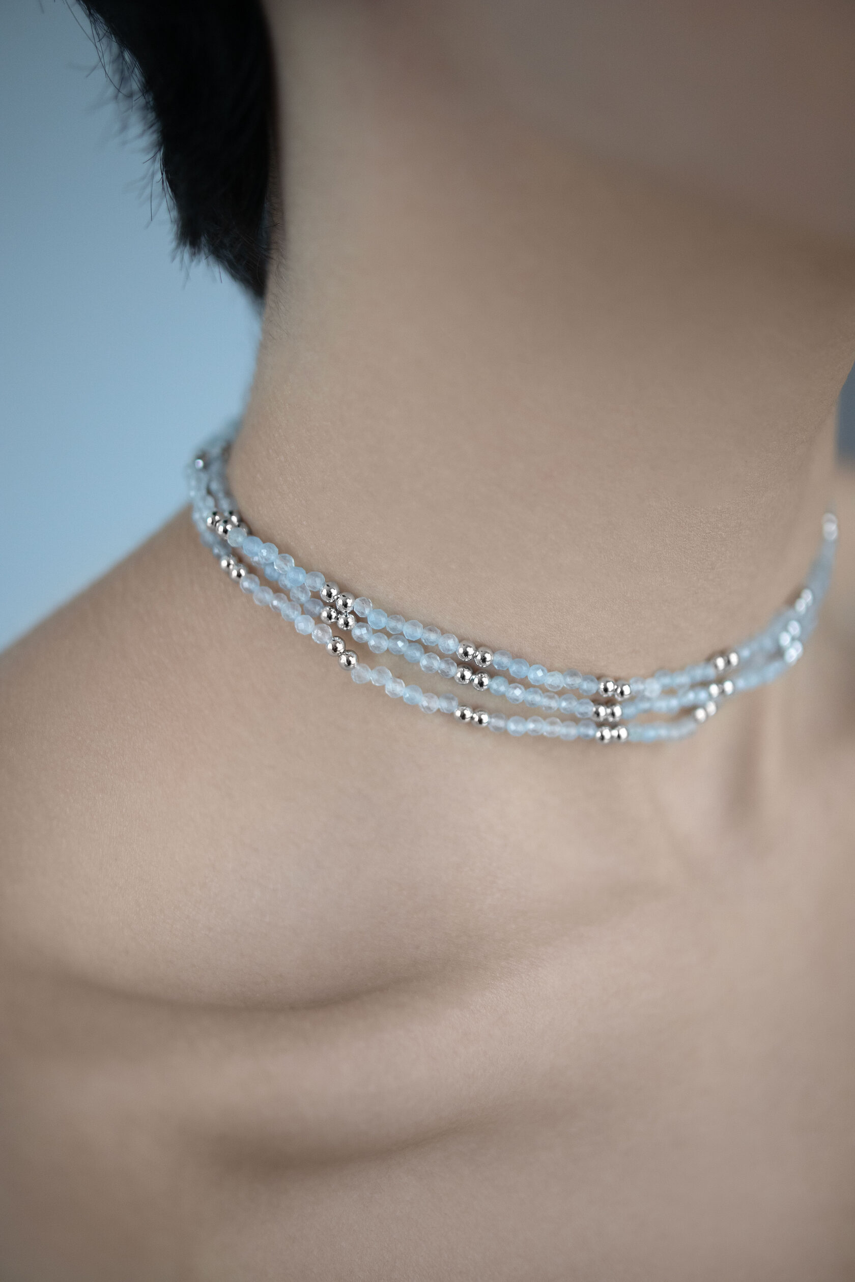 Бижутерия: Голубое колье-чокер из аквамарина можно купить в ювелирном гардеробе MOMNT (Momentsilver), интернет-магазине украшений из серебра. Ювелирный сплав без примесей никеля и свинца, бусины - натуральный аквамарин, родий. Артикул 