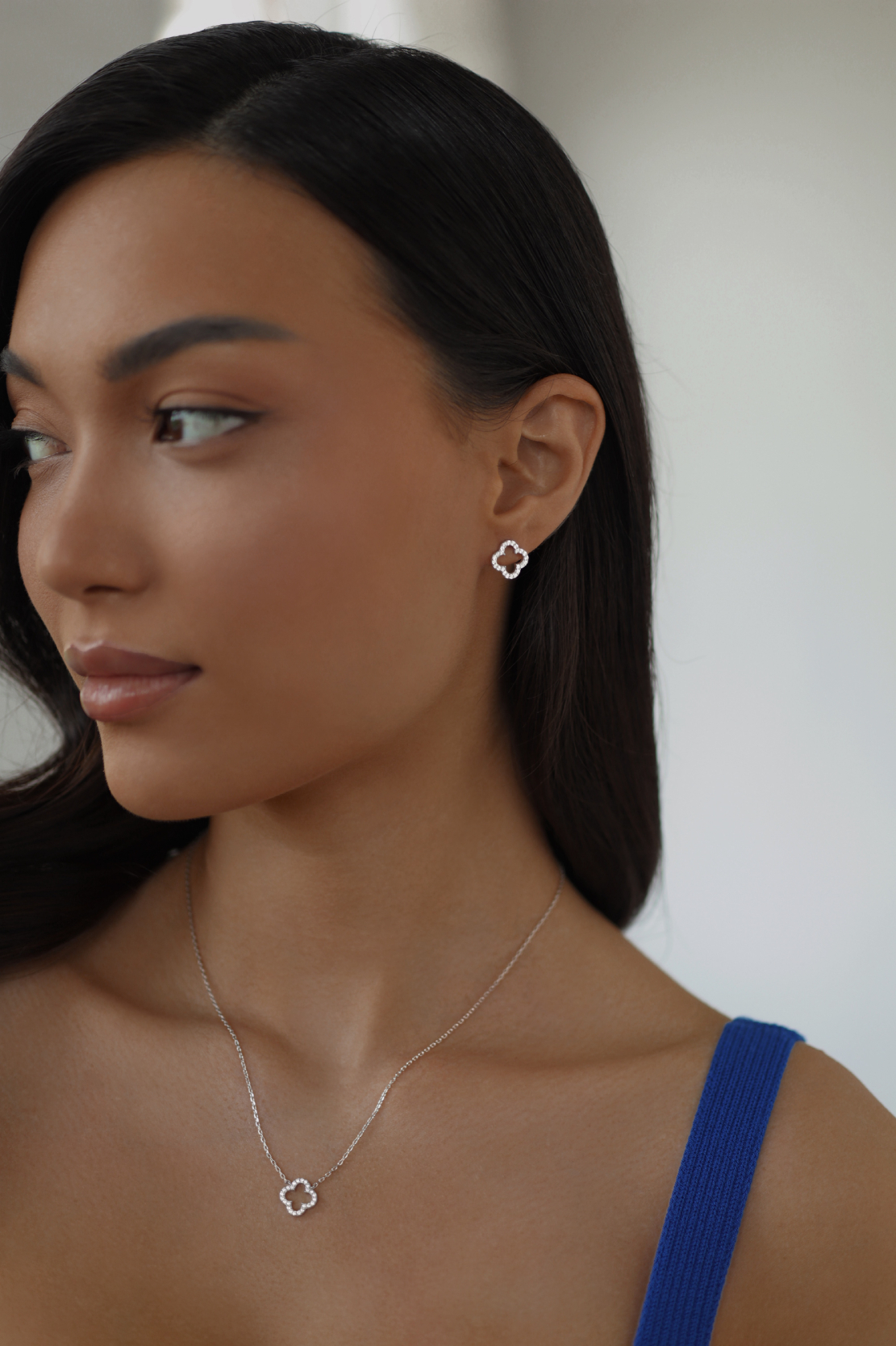 Серьги: Серьги-гвоздики Клевер с фианитами																														 можно купить в ювелирном гардеробе MOMNT (Momentsilver), интернет-магазине украшений из серебра. Серебро 925, родий, вставки:куб.цирконий. Артикул 