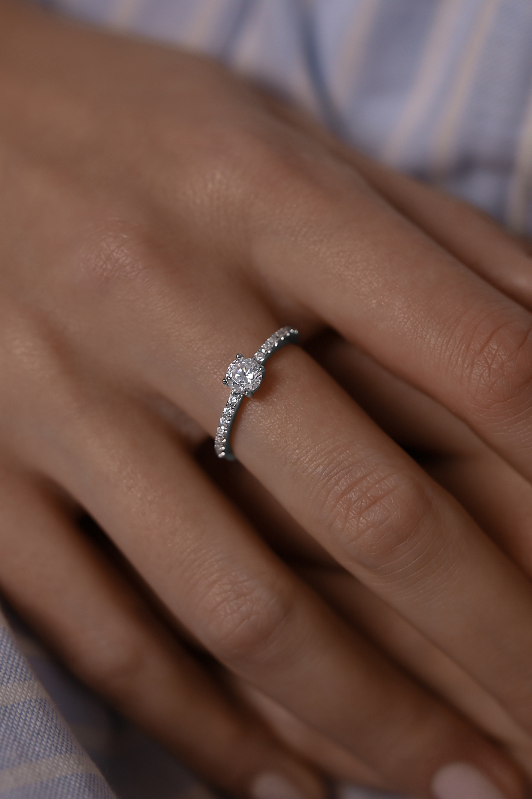 Кольца: Кольцо-дорожка с одним камнем lite можно купить в ювелирном гардеробе MOMNT (Momentsilver), интернет-магазине украшений из серебра. Серебро 925,родий. Вставки: куб.цирконий. Артикул 